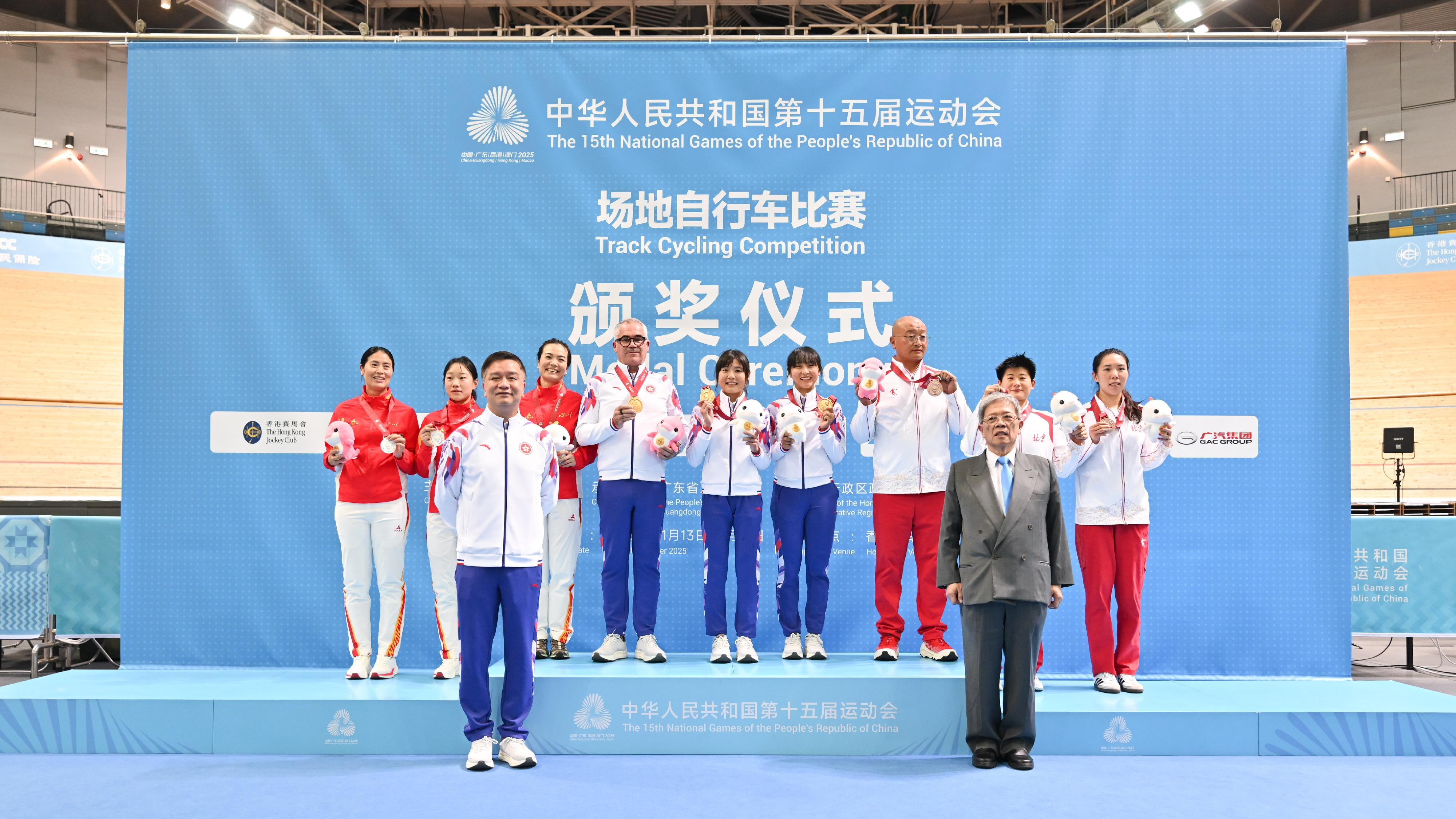 The Women's Madison of track cycling competition of 15th National Games was held today (November 16). Photo shows Vice Chairman of the Cycling Association of Hong Kong, China Mr Alfred Li (front row, right); member of the Organising Committee of the Hong Kong Special Administrative Region Delegations Professor Patrick Yung (front row, left), with the gold medalists, Lee Sze-wing (back row, fourth right) and Leung Wing-yee (back row, centre), the silver medalists, Liu Jiali (back row, third left) and Guo Li (back row, second left) , and the bronze medalists, Cui Yuhang (back row, first right) and Chen Ning (back row, second right).