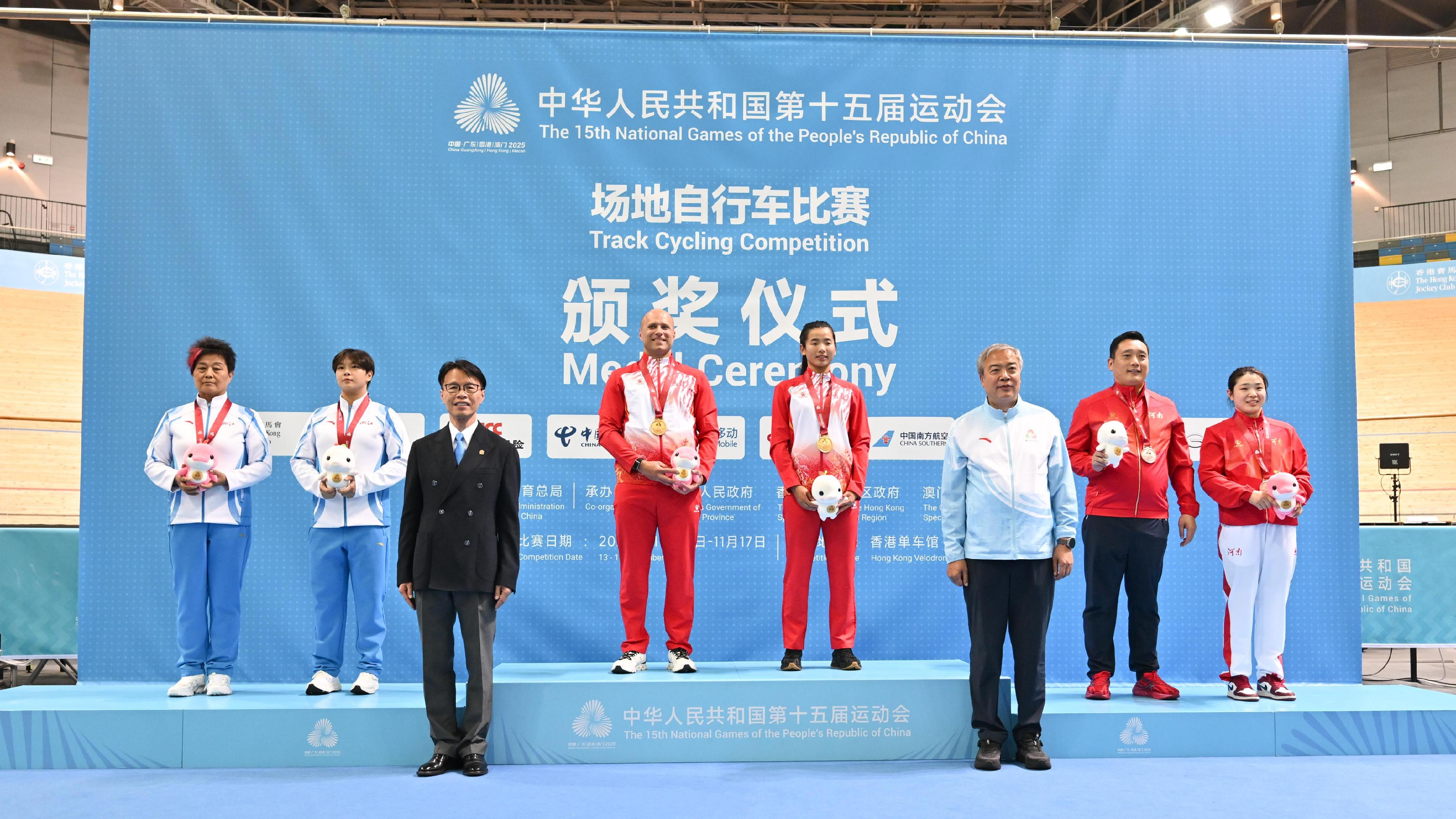 The Women's Sprint of track cycling competition of 15th National Games was held today (November 16). Photo shows the director of the cycling and fencing management centre of General Administration of Sport of China, Mr Sun Weimin (front row, right), the Vice Chairman of the Executive Committee & Subcommittee of the Cycling Association of Hong Kong, China, Dr Thomas Su (front row, left), with the gold medalist, Yuan Liying (back row, third right), the silver medalist, Jiang Yulu (back row, second left), and the bronze medalist, Guo Yufang (back row, first right).