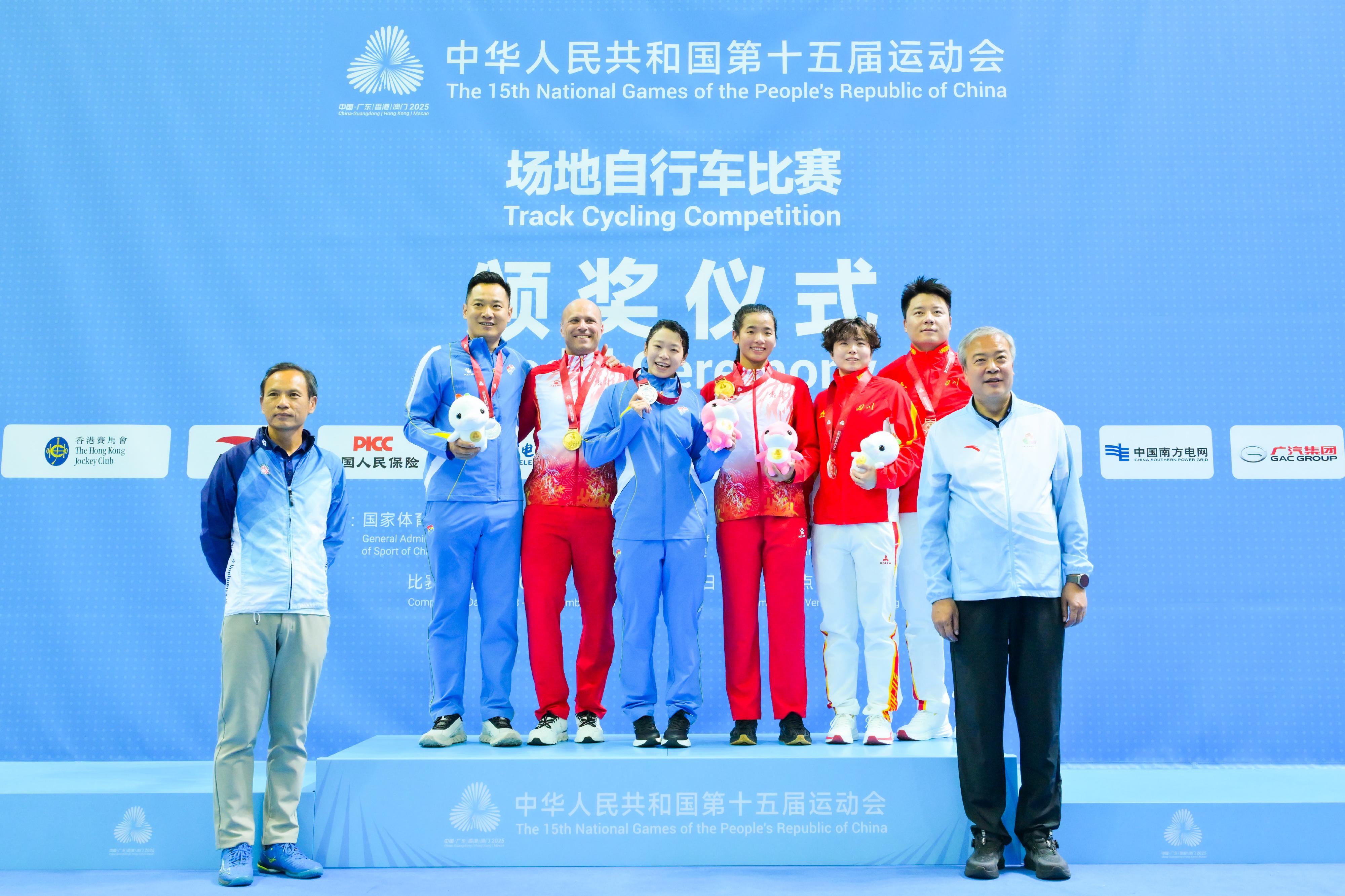 The Women's Keirin of track cycling competition of 15th National Games was held today (November 17). Photo shows the director of the cycling and fencing management centre of General Administration of Sport of China, Mr Sun Weimin (front row, right), and the Chairman of the Cycling Association of Hong Kong, China, Mr Leung Hung-tak (front row, left), with the gold medalist, Yuan Liying (back row, third right), the silver medalist, Wang Lijuan (back row, third left) and the bronze medalist, Yang Congge (back row, second right).