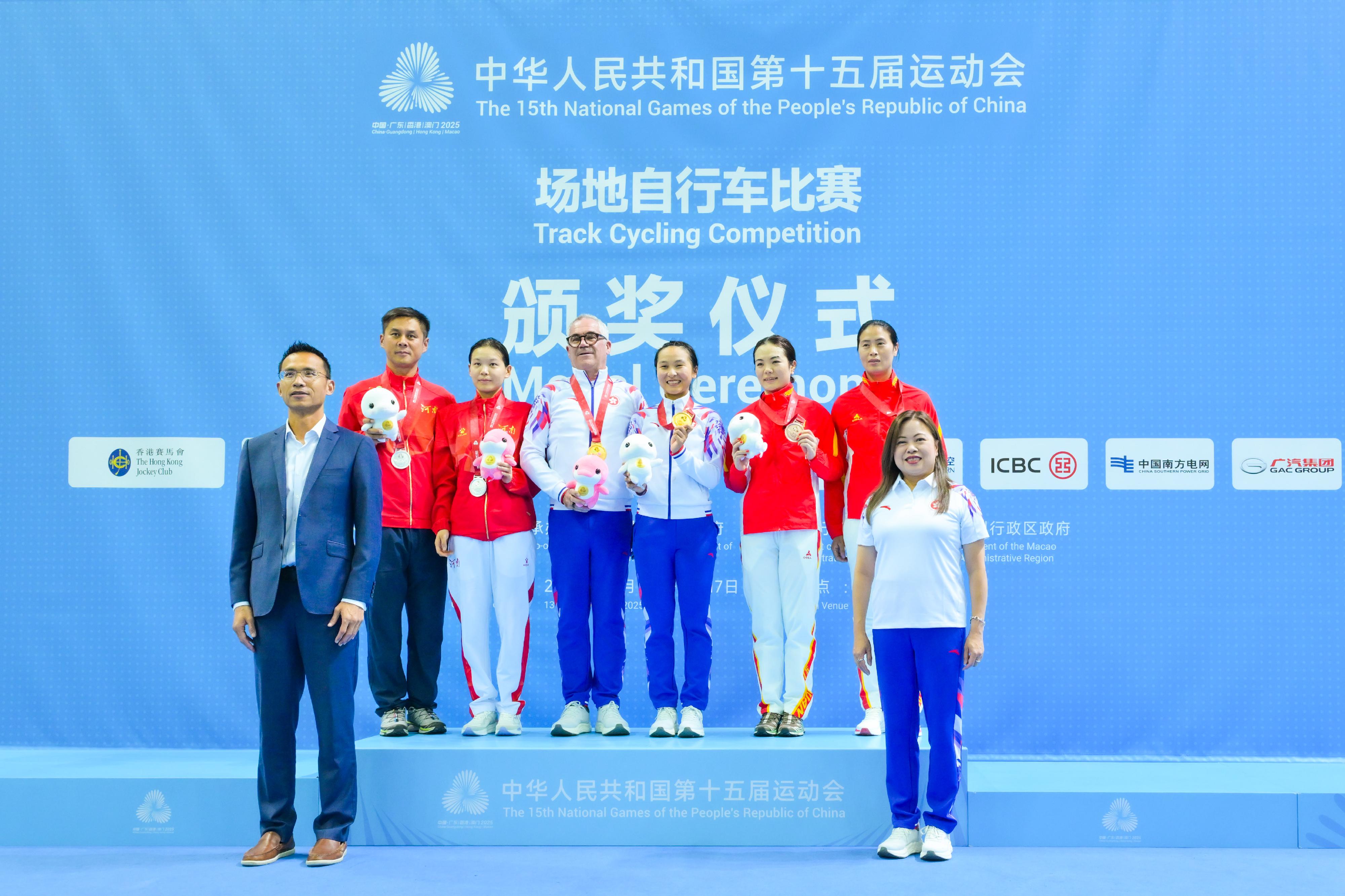 The Women's Omnium of track cycling competition of 15th National Games was held today (November 17). Photo shows the Secretary for Culture, Sports and Tourism, Miss Rosanna Law (front row, right), and Vice President of the Cycling Association of Hong Kong, China Mr Lee Shing-kan (front row, left), with the gold medalist, Lee Sze-wing (back row, third right), the silver medalist, Zhou Menghan (back row, second left), and the bronze medalist, Liu Jiali (back row, second right).