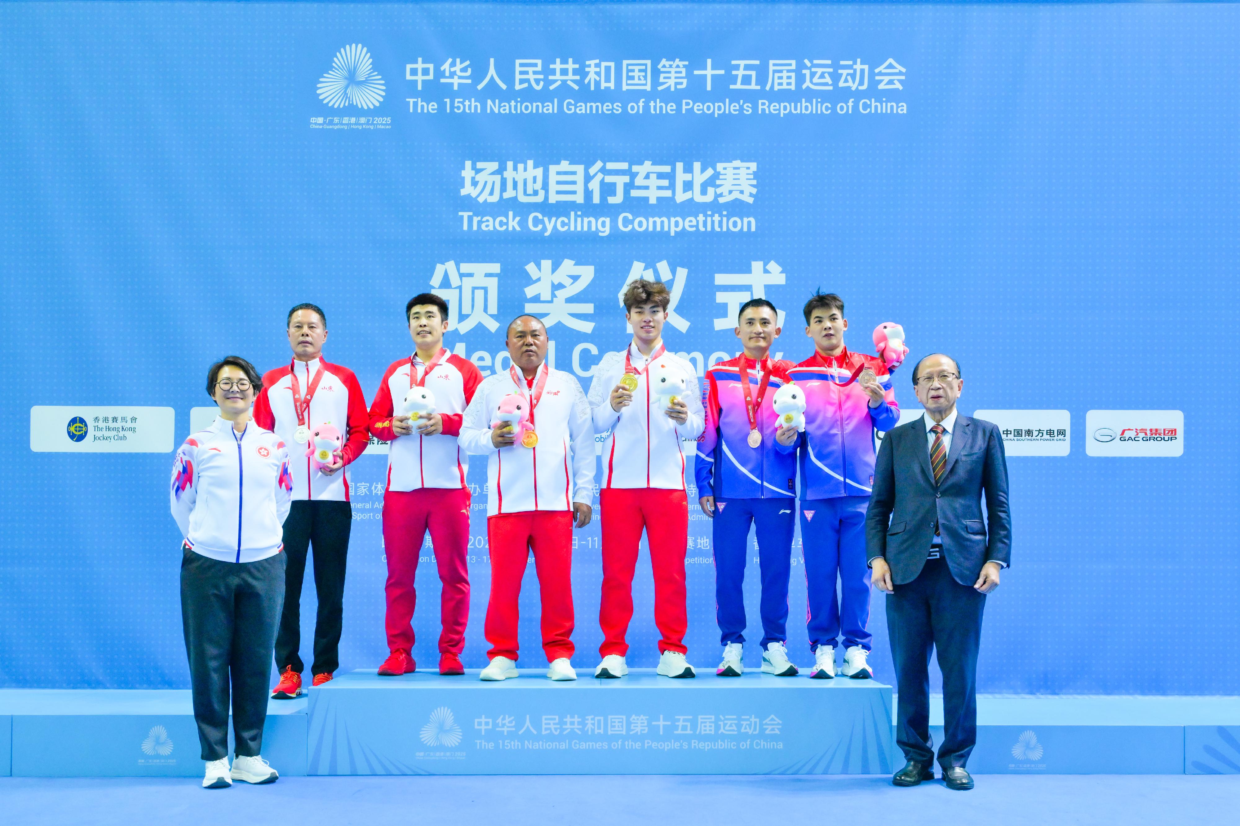 Men's Keirin of track cycling competition of the 15th National Games held today (November 17). Photo shows Vice-President of the Cycling Association of Hong Kong, China Mr Pui Kwan-kay (front row, right) and the Deputy Director of Leisure and Cultural Services (Leisure Services), Miss Winnie Chui (front row, left) with the gold medalist, Xie Han (back row, third right), the silver medalist, Jiang Shuai (back row, second left), and the bronze medalist, Huang Ruiting (back row, first right).