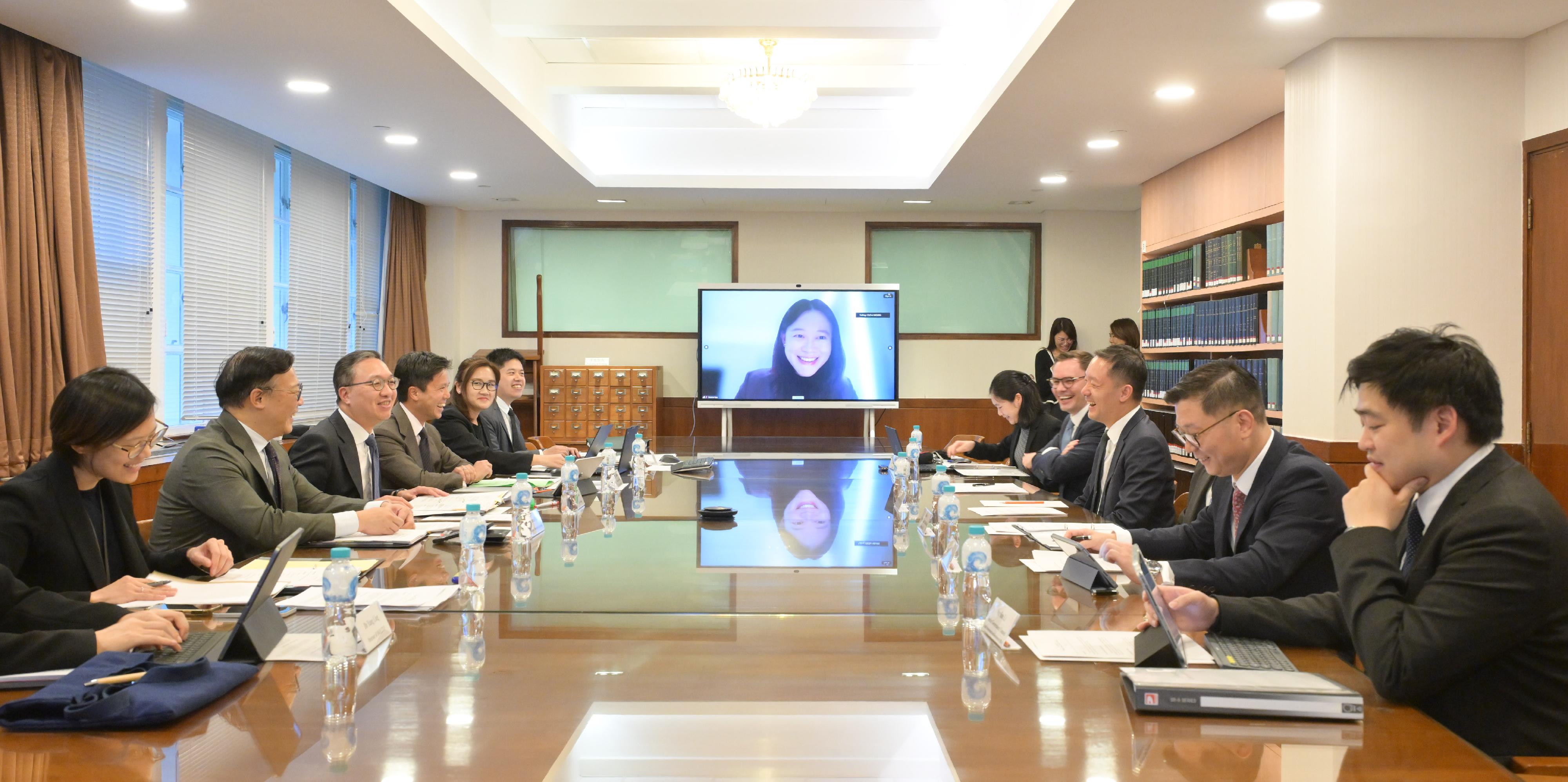 律政司的仲裁法律改革工作小組今日(十一月十七日)舉行首次會議。圖示律政司司長林定國資深大律師(左三)和律政司副司長張國鈞博士(左二)與工作小組成員出席會議。