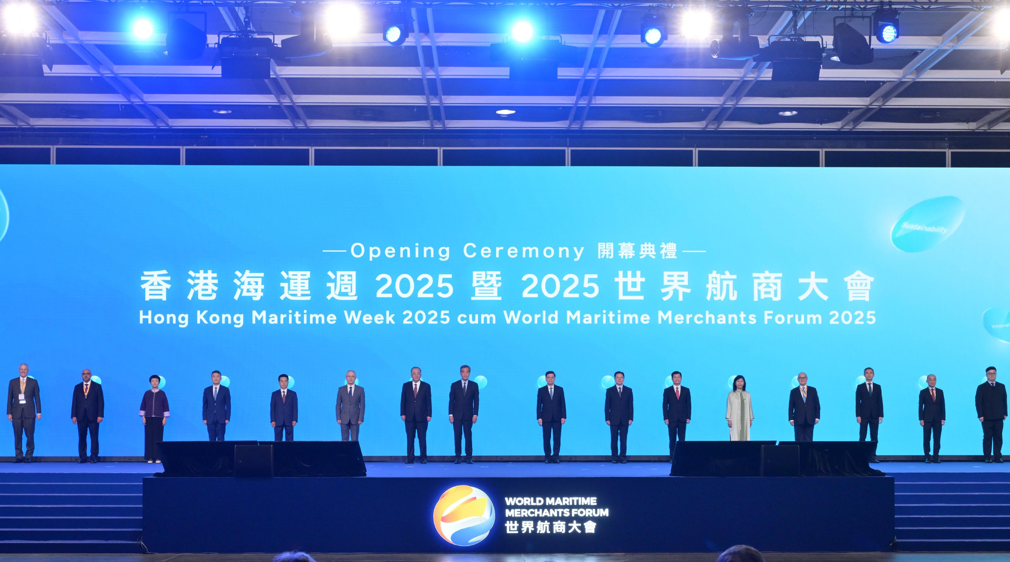 「香港海運週2025」今日(十一月十七日)舉行開幕典禮。圖示行政長官李家超(右八)、全國政協副主席梁振英(左八)、中央人民政府駐香港特別行政區聯絡辦公室主任周霽(右七)、國家交通運輸部副部長付緒銀(左七)、中央人民政府駐香港特別行政區維護國家安全公署副署長陳楓(右六)、中華人民共和國外交部駐香港特別行政區特派員公署署理特派員李永勝(左六)、招商局集團董事長繆建民(左五)、運輸及物流局局長陳美寶(右五)以及其他嘉賓出席開幕典禮。