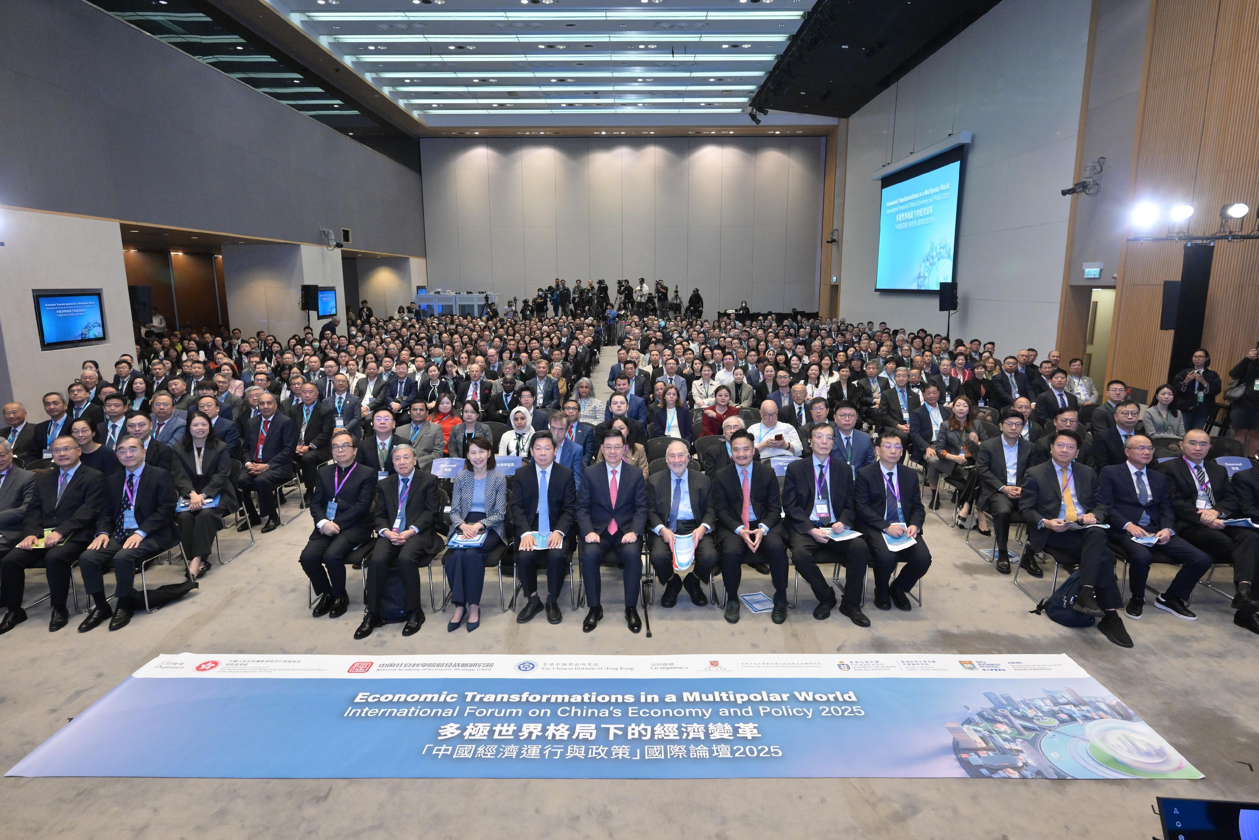 The Chief Executive, Mr John Lee, attended the International Forum on China's Economy and Policy 2025 today (November 18). Photo shows (front row, from sixth left) the Secretary-General of Chinese Academy of Social Science, Dr Zhao Zhimin; Mr Lee; University Professor of Columbia University and Nobel Memorial Prize laureate in Economic Sciences, Professor Joseph Stiglitz, and other guests at the forum.