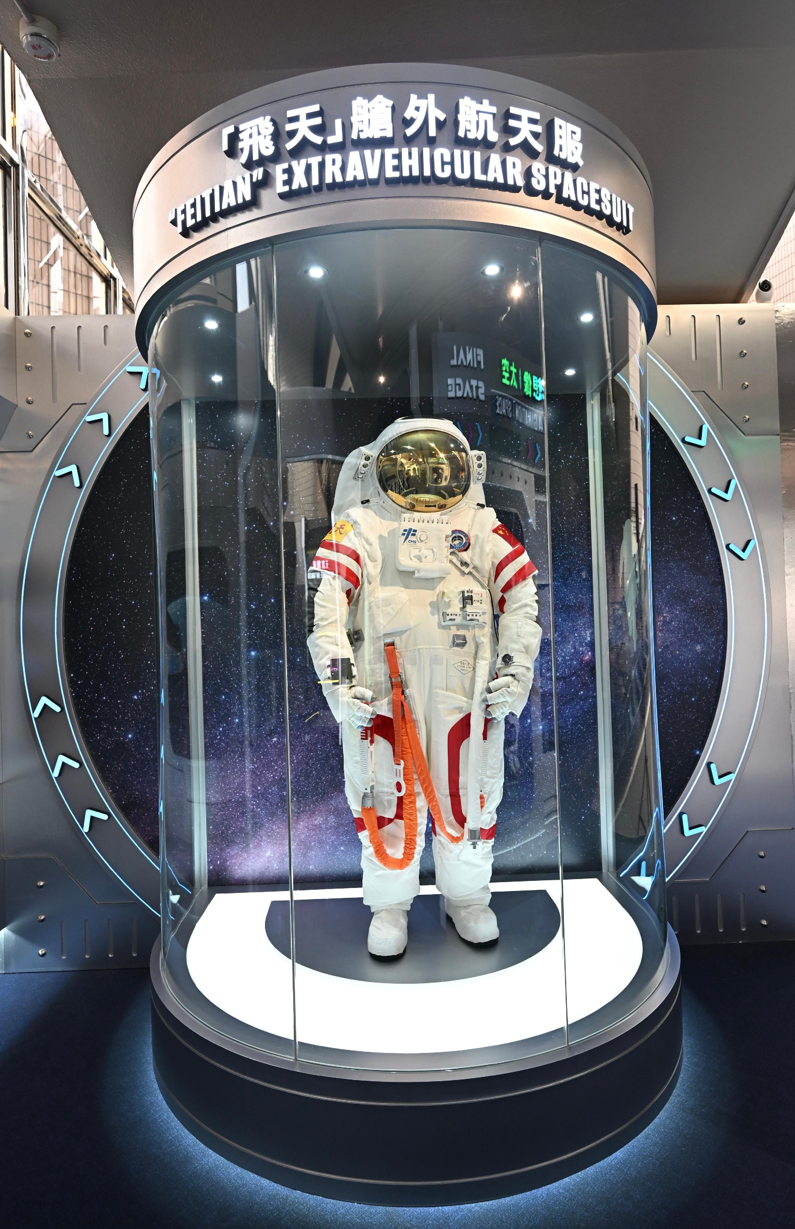 The Hong Kong Space Museum will launch the "A Voyage to Space: China's Manned Space Expedition" exhibition from tomorrow (November 19) to April 27 next year. Photo shows a replica of the second-generation "Feitian" extravehicular spacesuit. 