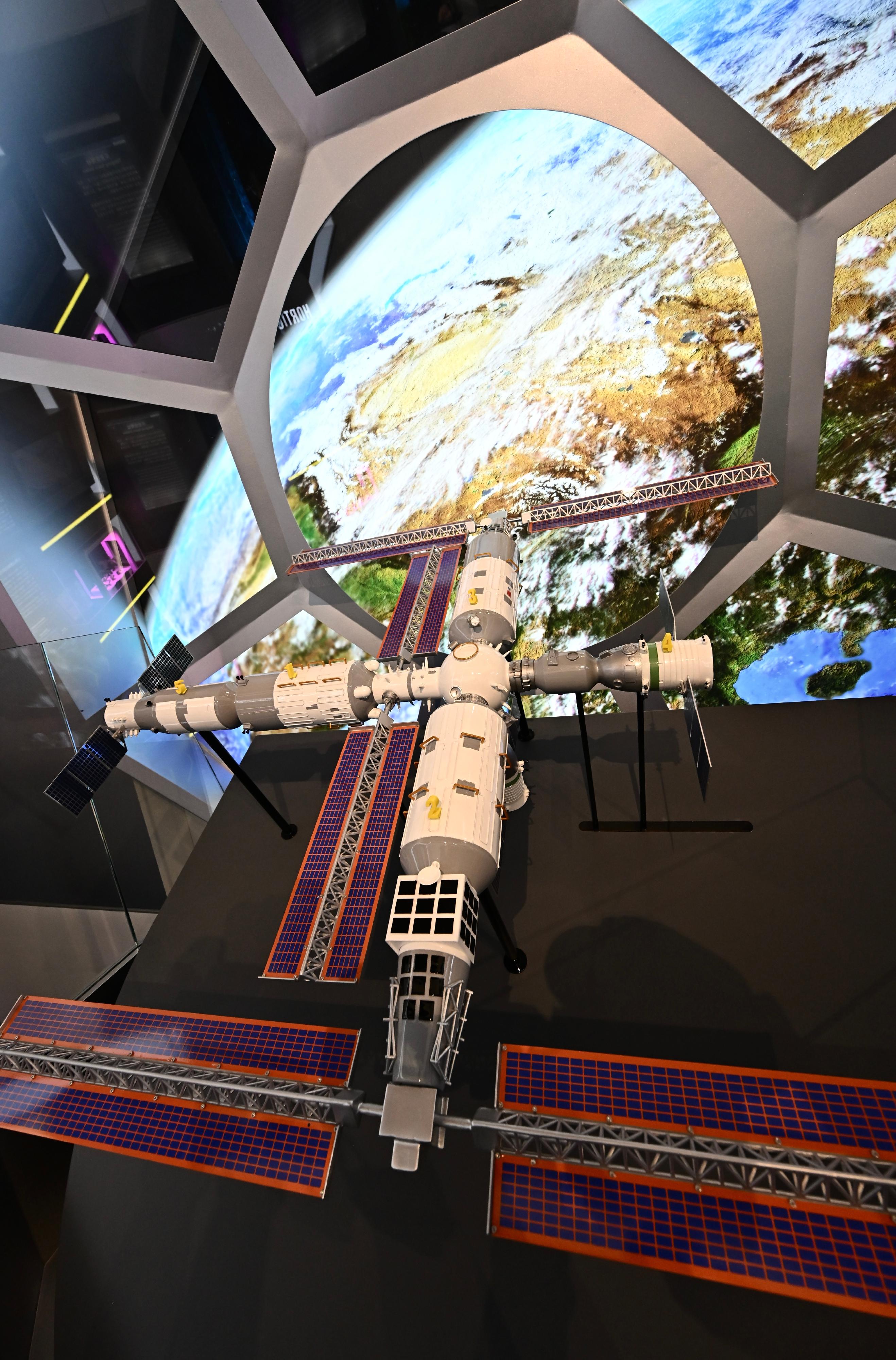 The Hong Kong Space Museum will launch the "A Voyage to Space: China's Manned Space Expedition" exhibition from tomorrow (November 19) to April 27 next year. Photo shows a Tiangong Space Station model.