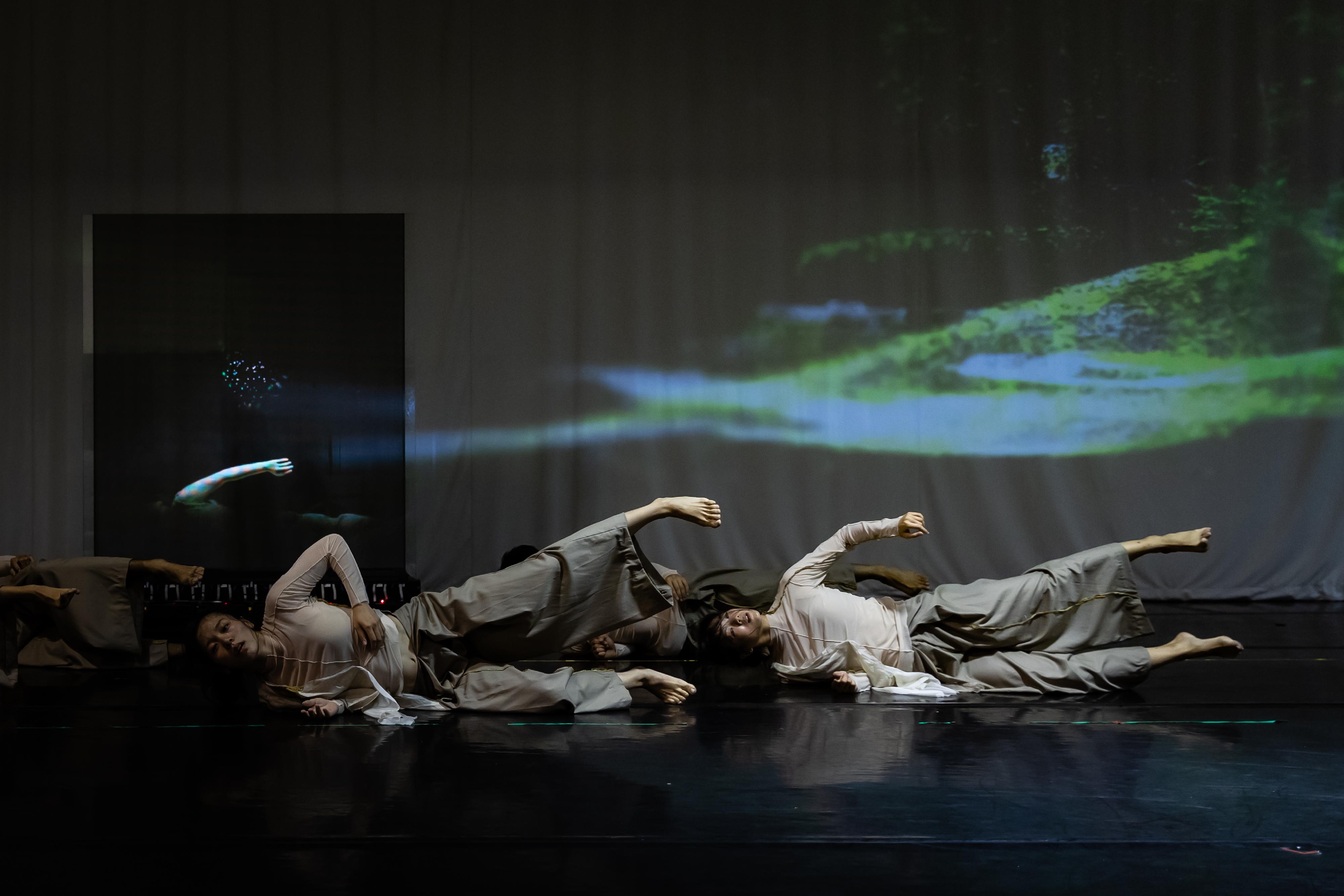 Founding artistic director and main choreographer of Singapore's acclaimed T.H.E Dance Company, Kuik Swee Boon, joined forces with Hong Kong dance artist Zelia ZZ Tan to stage the multimedia dance performance "Strangely Familiar" to be held from November 28 to 30. Powered by holographic projection and cutting-edge technology, the production explores what it truly means to coexist across cultures in a chaotic world.