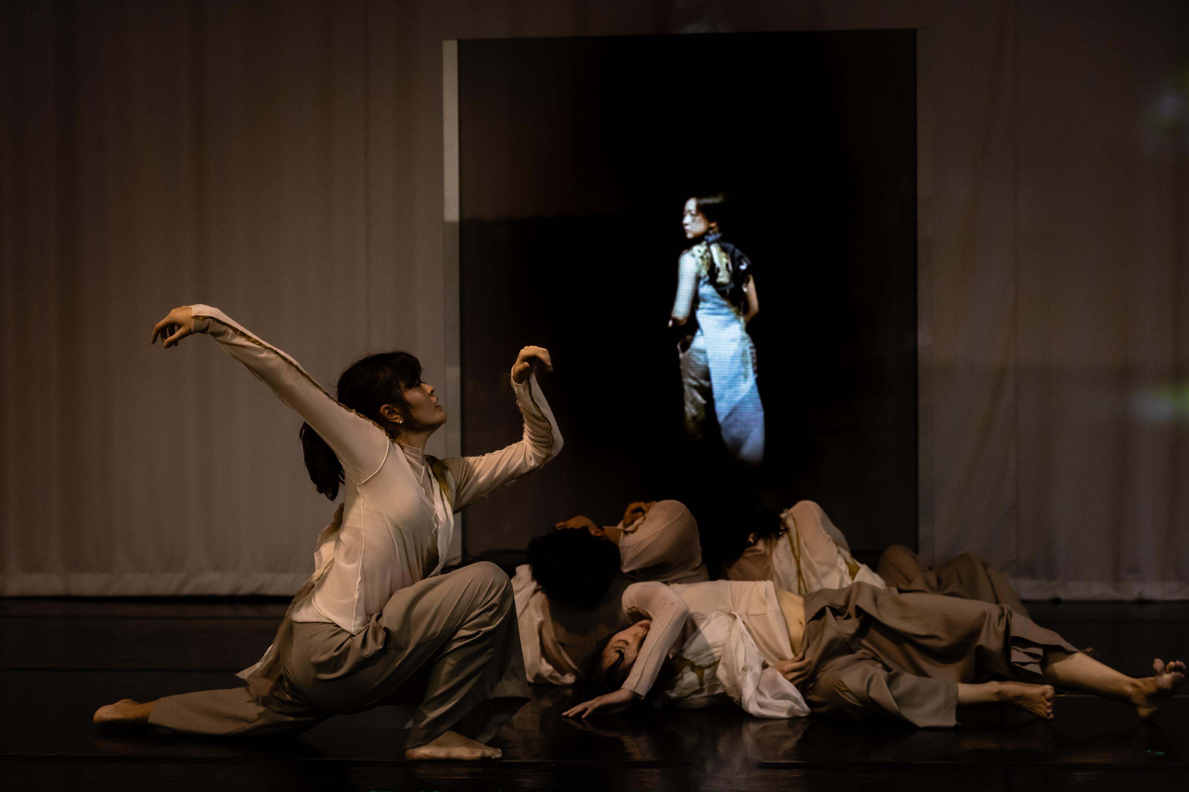 Founding artistic director and main choreographer of Singapore's acclaimed T.H.E Dance Company, Kuik Swee Boon, joined forces with Hong Kong dance artist Zelia ZZ Tan to stage the multimedia dance performance "Strangely Familiar" to be held from November 28 to 30. Powered by holographic projection and cutting-edge technology, the production explores what it truly means to coexist across cultures in a chaotic world.