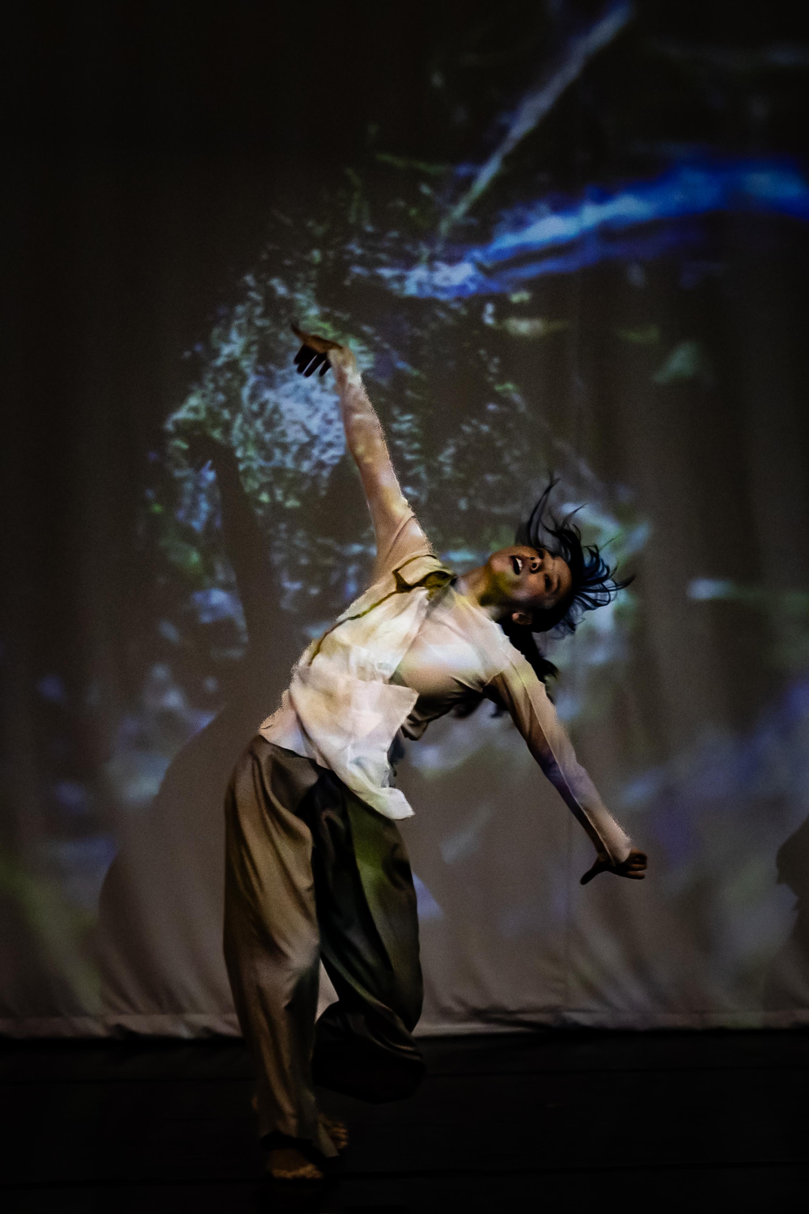 Founding artistic director and main choreographer of Singapore’s acclaimed T.H.E Dance Company, Kuik Swee Boon, joined forces with Hong Kong dance artist Zelia ZZ Tan to stage the multimedia dance performance "Strangely Familiar" to be held from November 28 to 30. Powered by holographic projection and cutting-edge technology, the production explores what it truly means to coexist across cultures in a chaotic world.