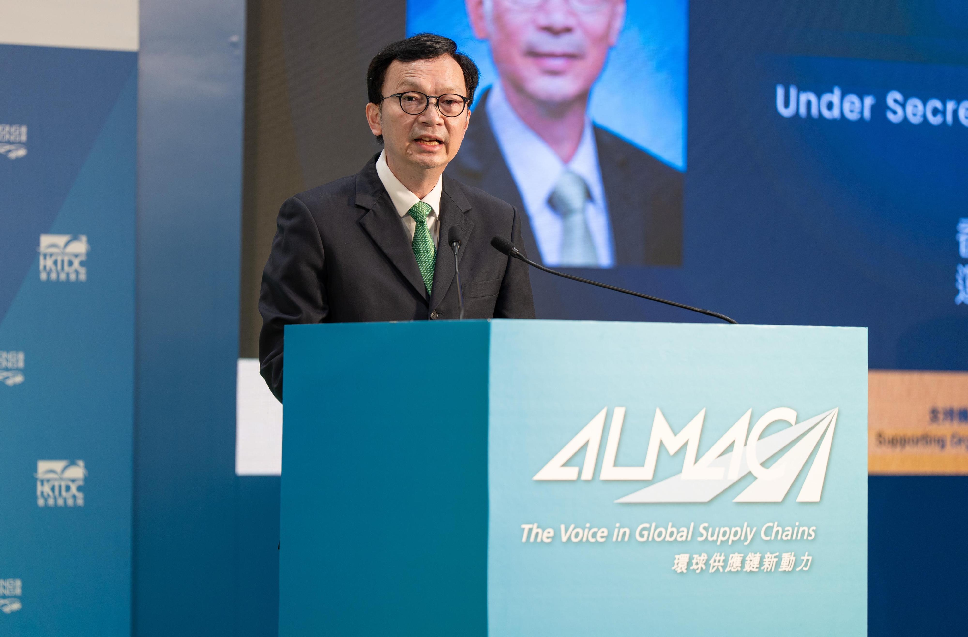 香港物流新銳大獎2025頒獎典禮今日(十一月十八日)舉行。圖示運輸及物流局副局長廖振新在頒獎典禮上致辭。