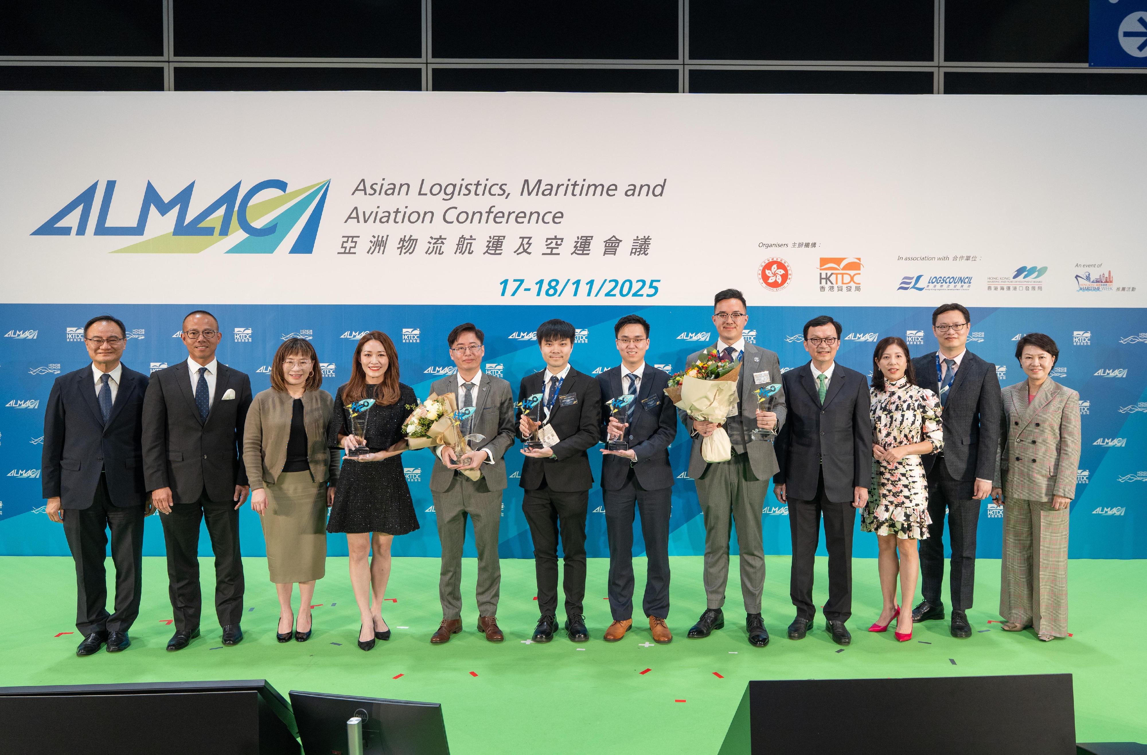 香港物流新銳大獎2025頒獎典禮今日(十一月十八日)舉行。圖示頒獎嘉賓運輸及物流局副局長廖振新(右四)、運輸及物流局副秘書長陳婉雯(左三)、香港付貨人委員會副主席許彼得(左二)、香港付貨人委員會執行總幹事何立基(左一)、香港物流協會會長袁美儀(右三)、香港貿易發展局副總裁劉會平博士(右二)、香港物流發展局基建及推廣小組副主席林潔貽(右一)與得獎者黎梓雯(左四)、陳志遠(左五)、張皓揚(左六)、冼家賢(右六)及梁栢康(右五)合照。