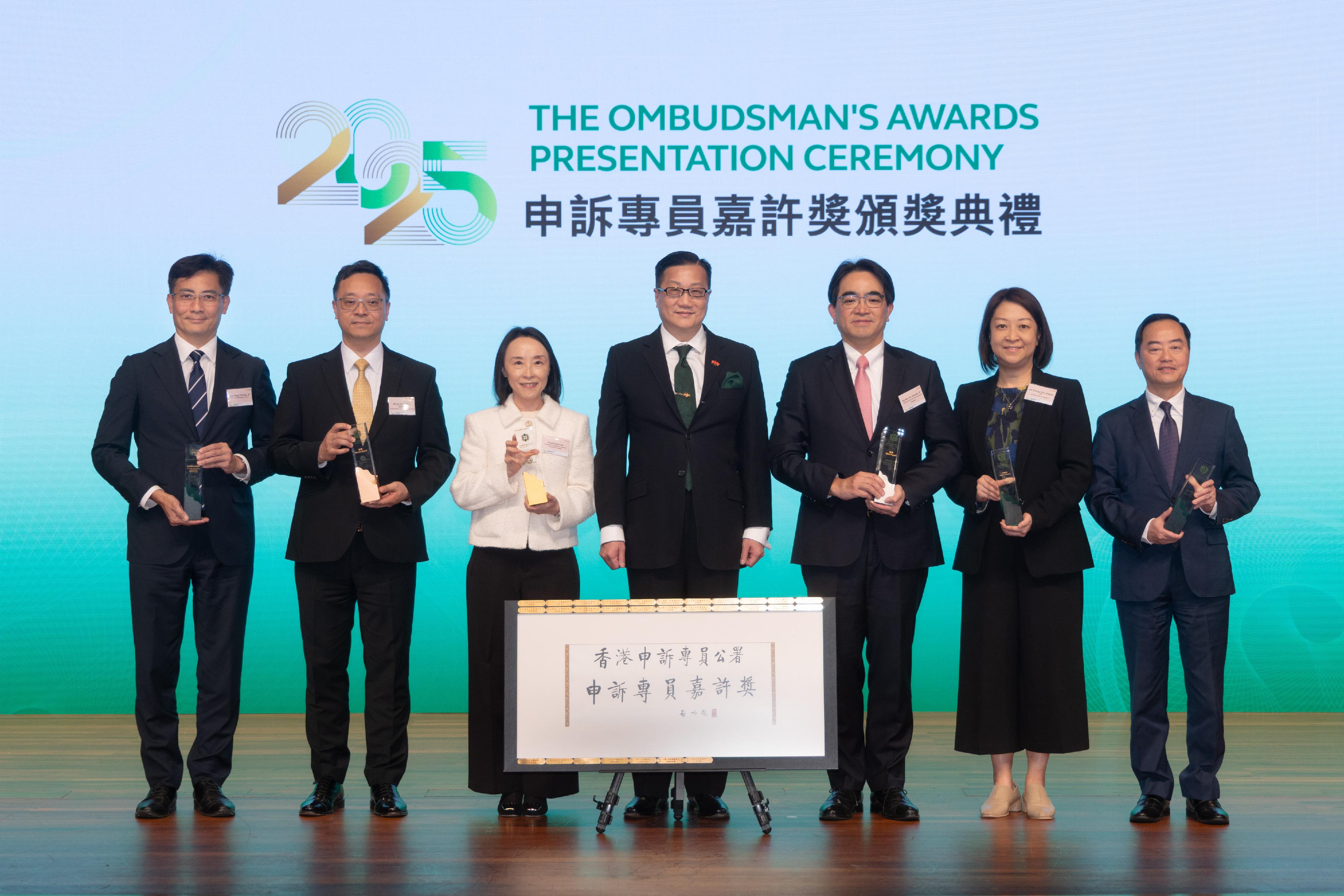 第二十八屆申訴專員嘉許獎頒獎典禮今日(十一月十八日)舉行。本年度,獲頒公營機構獎的機構為房屋署(金獎)、食物環境衞生署(銀獎)及懲教署(銅獎),而調解獎則由運輸署獲得;科技應用及創意獎和客戶服務獎,分別由渠務署和數字政策辦公室獲得。圖示(左起)渠務署署長莫永昌、懲教署署長黃國興、房屋署署長李佩詩、申訴專員陳積志、食物環境衞生署署長吳文傑、運輸署署長李頌恩及數字政策專員黃志光在頒獎典禮合照。