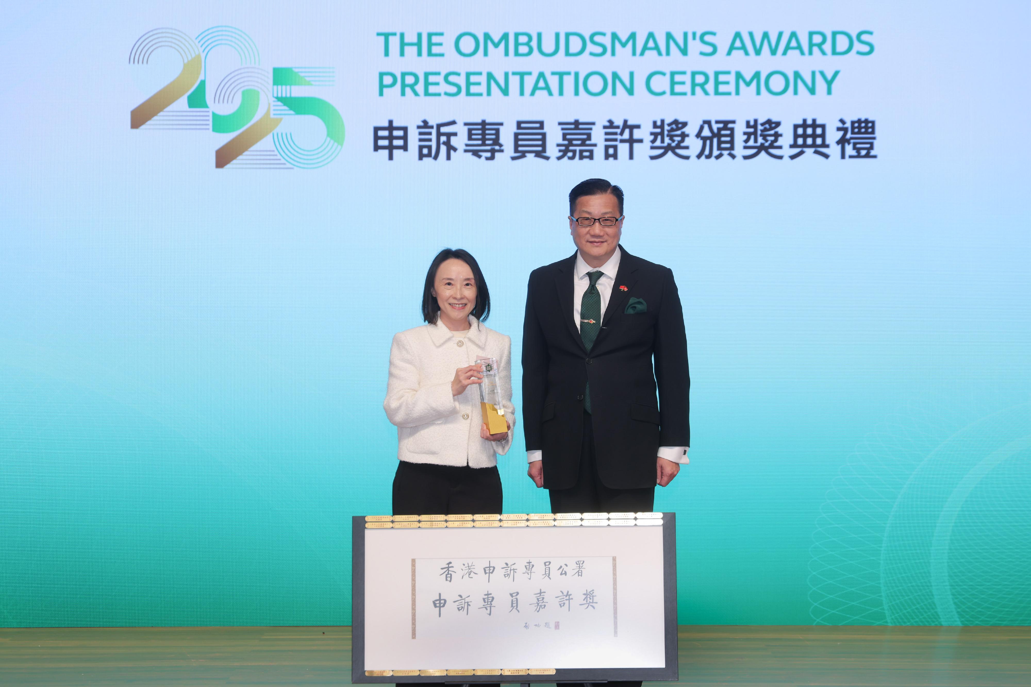 The Office of The Ombudsman held the 28th Presentation Ceremony of The Ombudsman's Awards today (November 18). The Housing Department won the Gold Award this year. Photo shows the Director of Housing, Miss Charmaine Lee (left), and the Ombudsman, Mr Jack Chan (right).