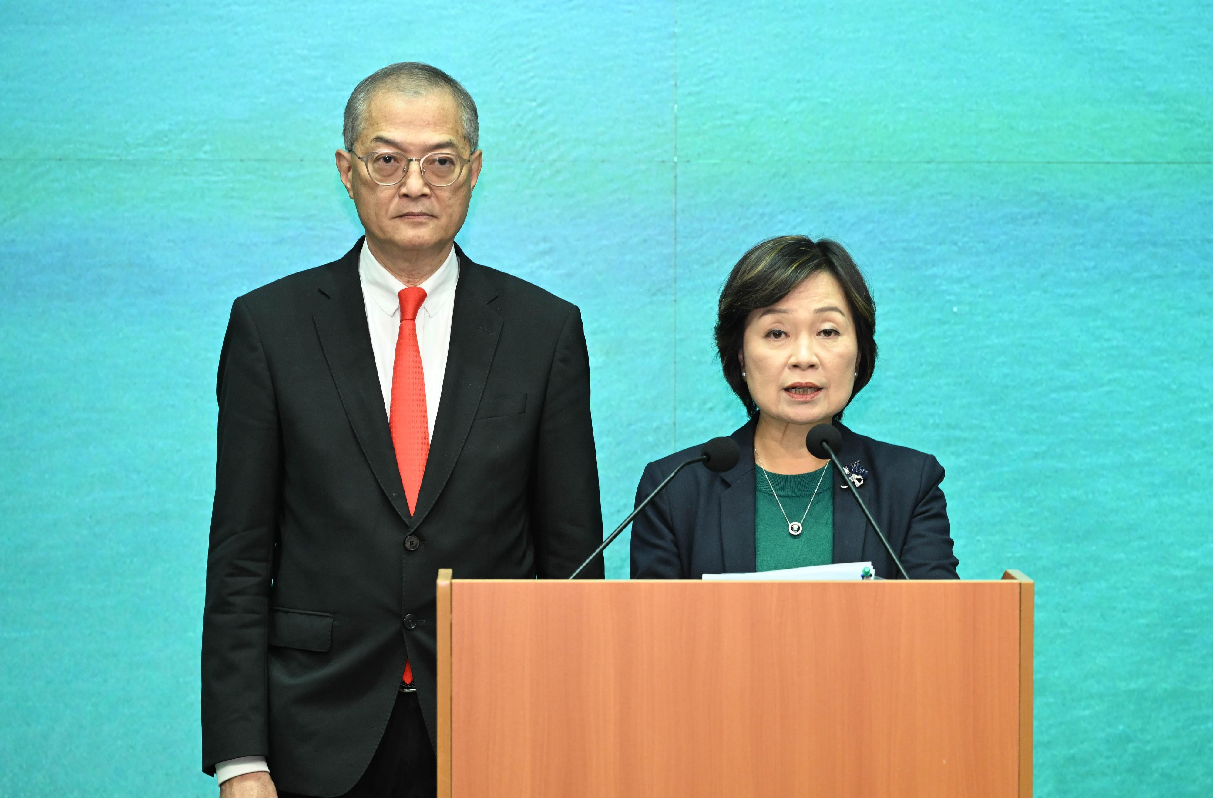 醫務衞生局局長盧寵茂教授和教育局局長蔡若蓮博士今日(十一月十八日)公布行政長官會同行政會議已通過設立第三所醫學院,並原則上批准新醫學院由香港科技大學籌辦。圖示蔡若蓮博士(右)在會見傳媒環節致開場發言。