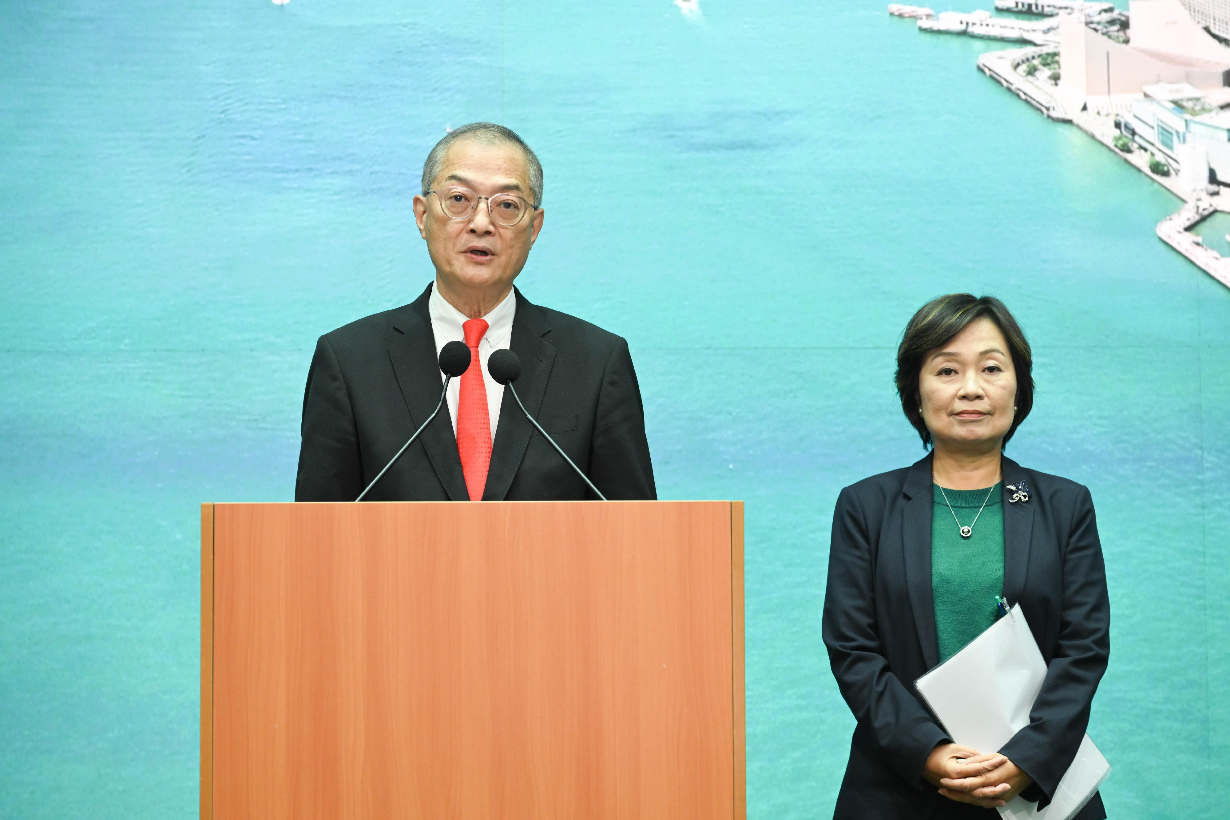 The Secretary for Health, Professor Lo Chung-mau (left), and the Secretary for Education, Dr Choi Yuk-lin (right), announce today (November 18) that the Chief Executive in Council has approved the establishment of the third medical school, and has approved in principle for the new medical school to be established by the Hong Kong University of Science and Technology.
