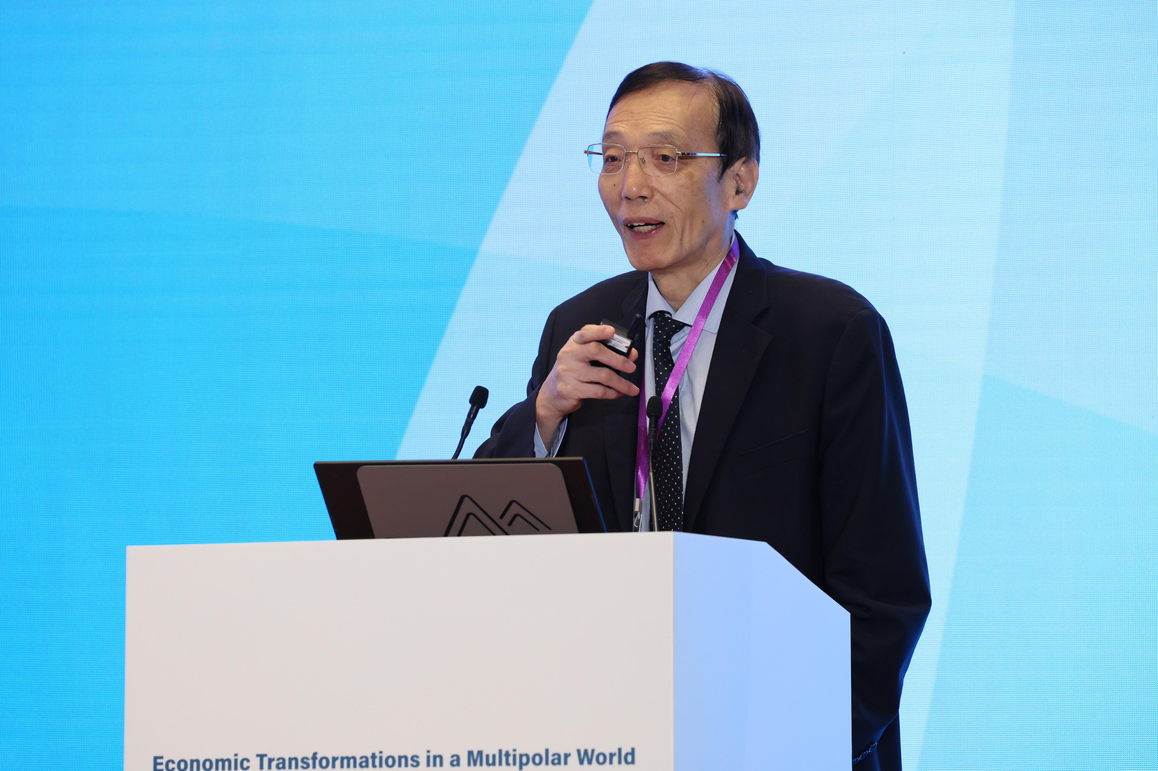 多極世界格局下的經濟變革「中國經濟運行與政策」國際論壇2025今日(十一月十八日)在政府總部舉行。圖示十三屆全國政協經濟委員會副主任、國務院發展研究中心原副主任劉世錦博士作主題演講。