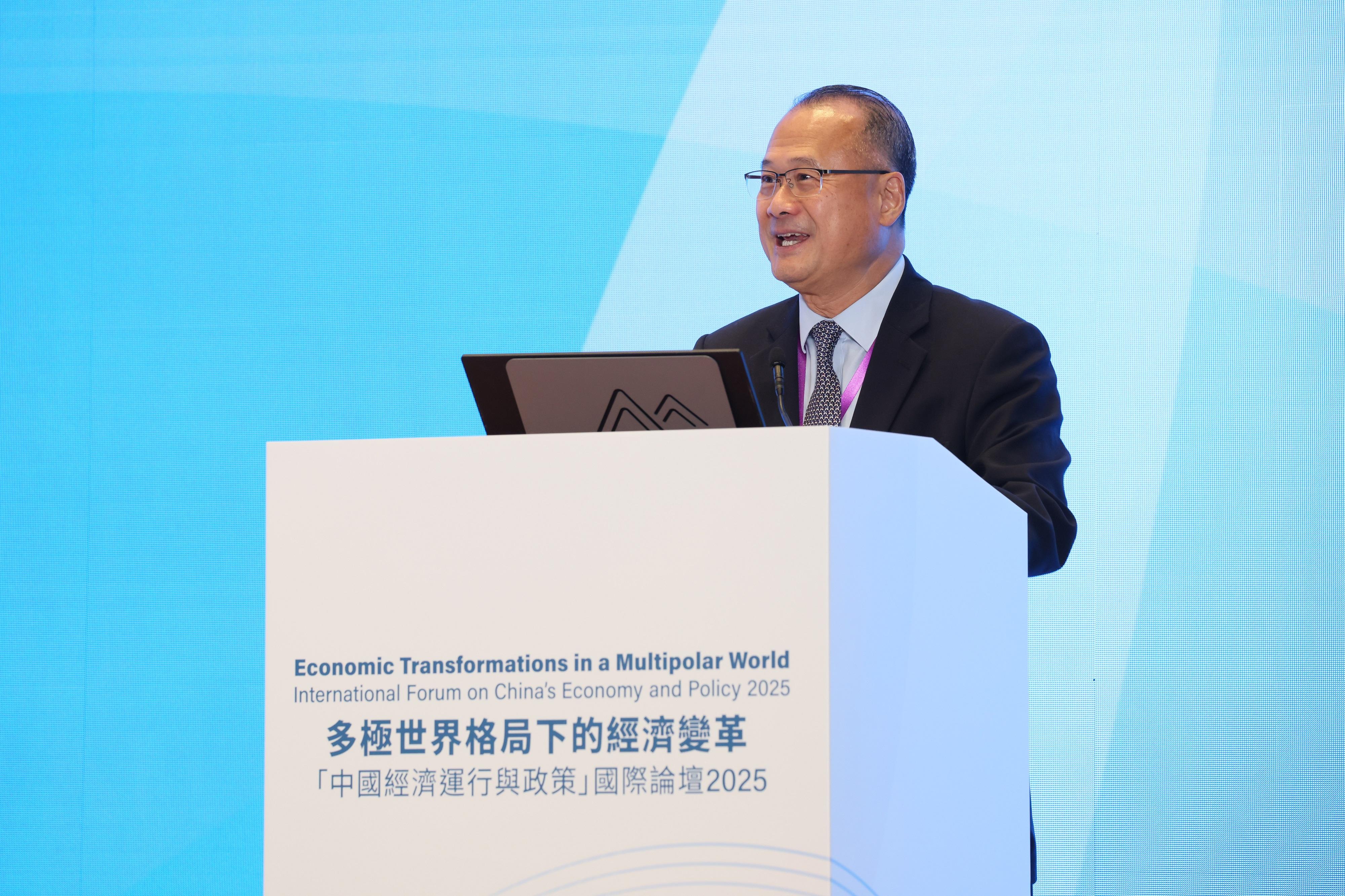 多極世界格局下的經濟變革「中國經濟運行與政策」國際論壇2025今日(十一月十八日)在政府總部舉行。圖示全國政協常委、香港中華總商會會長蔡冠深博士作主題演講。