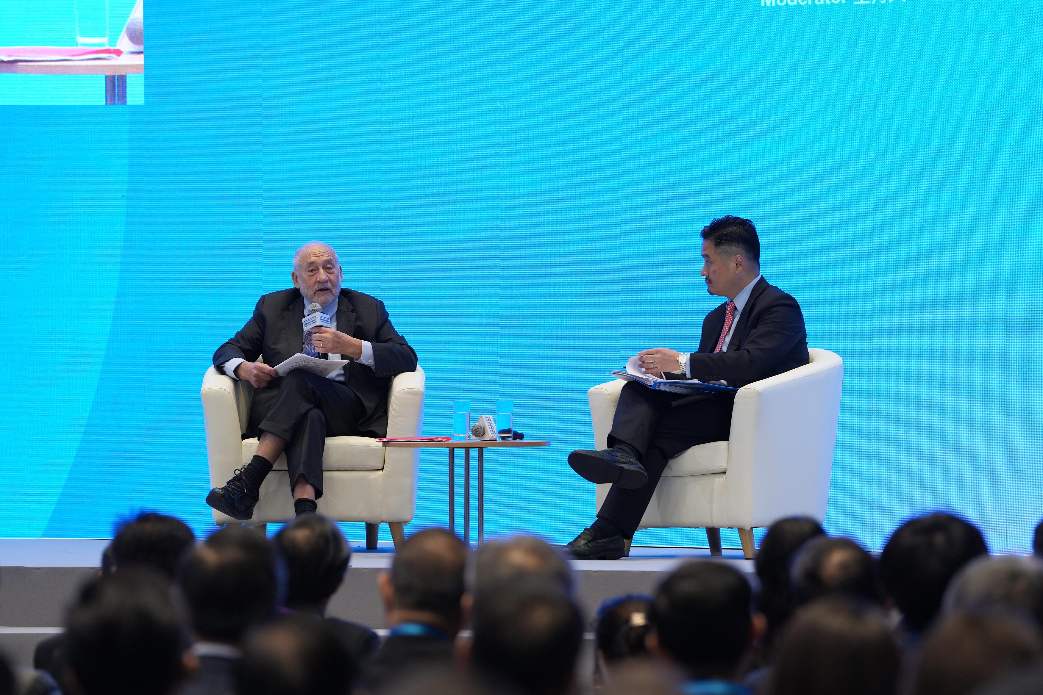 Economic Transformations in a Multipolar World - International Forum on China's Economy and Policy 2025 was held at the Central Government Offices today (November 18). Photo shows Columbia University Professor and Nobel Memorial Prize laureate in Economic Sciences Professor Joseph E Stiglitz (left) and the Head of the Chief Executive's Policy Unit, Dr Stephen Wong (right), taking part in a fireside chat.