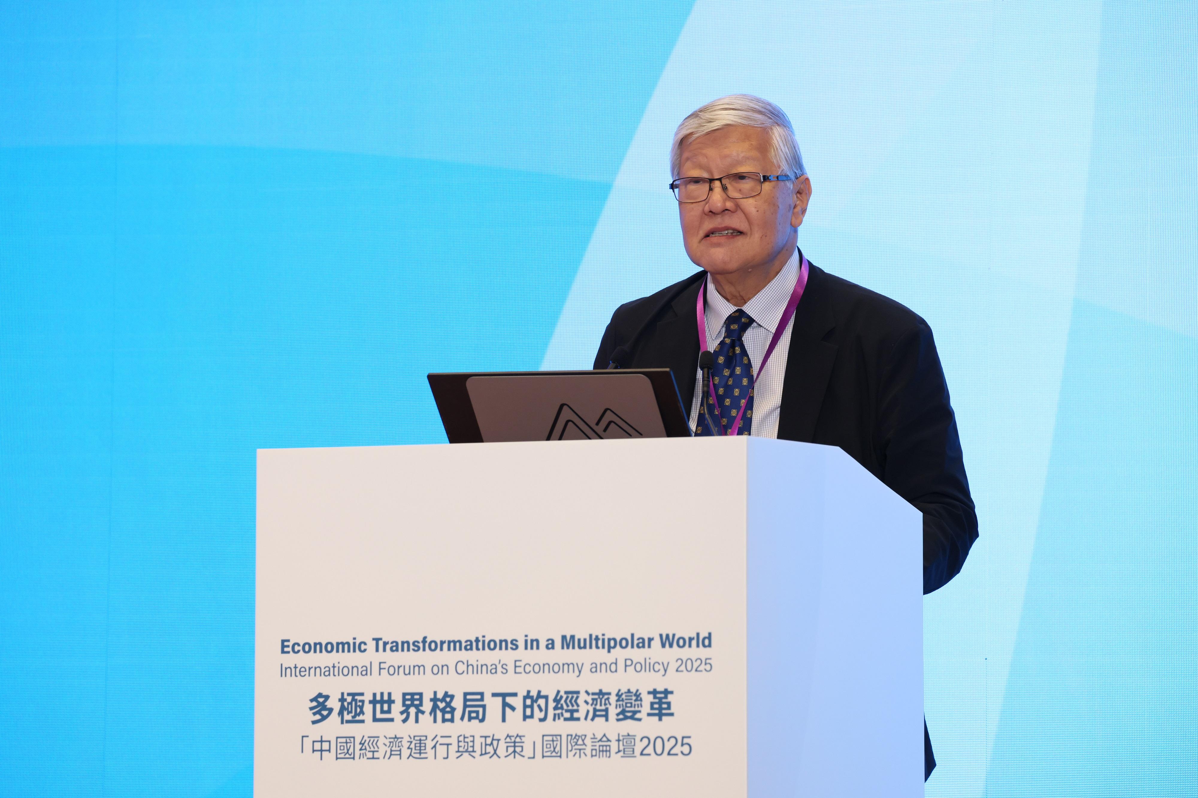 Economic Transformations in a Multipolar World - International Forum on China's Economy and Policy 2025 was held at the Central Government Offices today (November 18). Photo shows member, International Advisory Council, National Financial Regulatory Administration Mr Andrew Sheng addressing the Forum.
