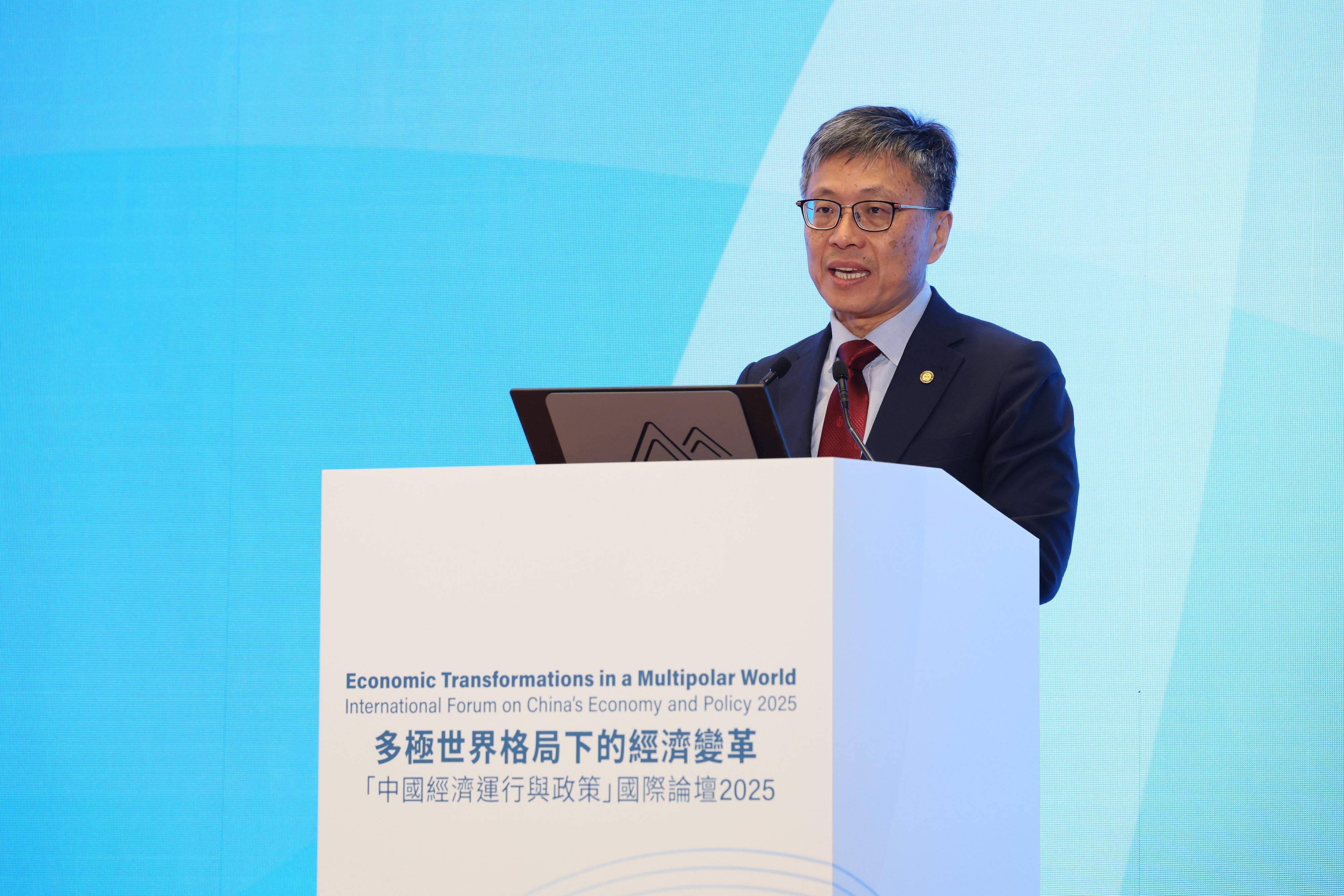 Economic Transformations in a Multipolar World - International Forum on China's Economy and Policy 2025 was held at the Central Government Offices today (November 18). Photo shows the Council Chairman, the Hong Kong University of Science and Technology and Foreign Member, US National Academy of Engineering, Professor Harry Shum, addressing the Forum.
