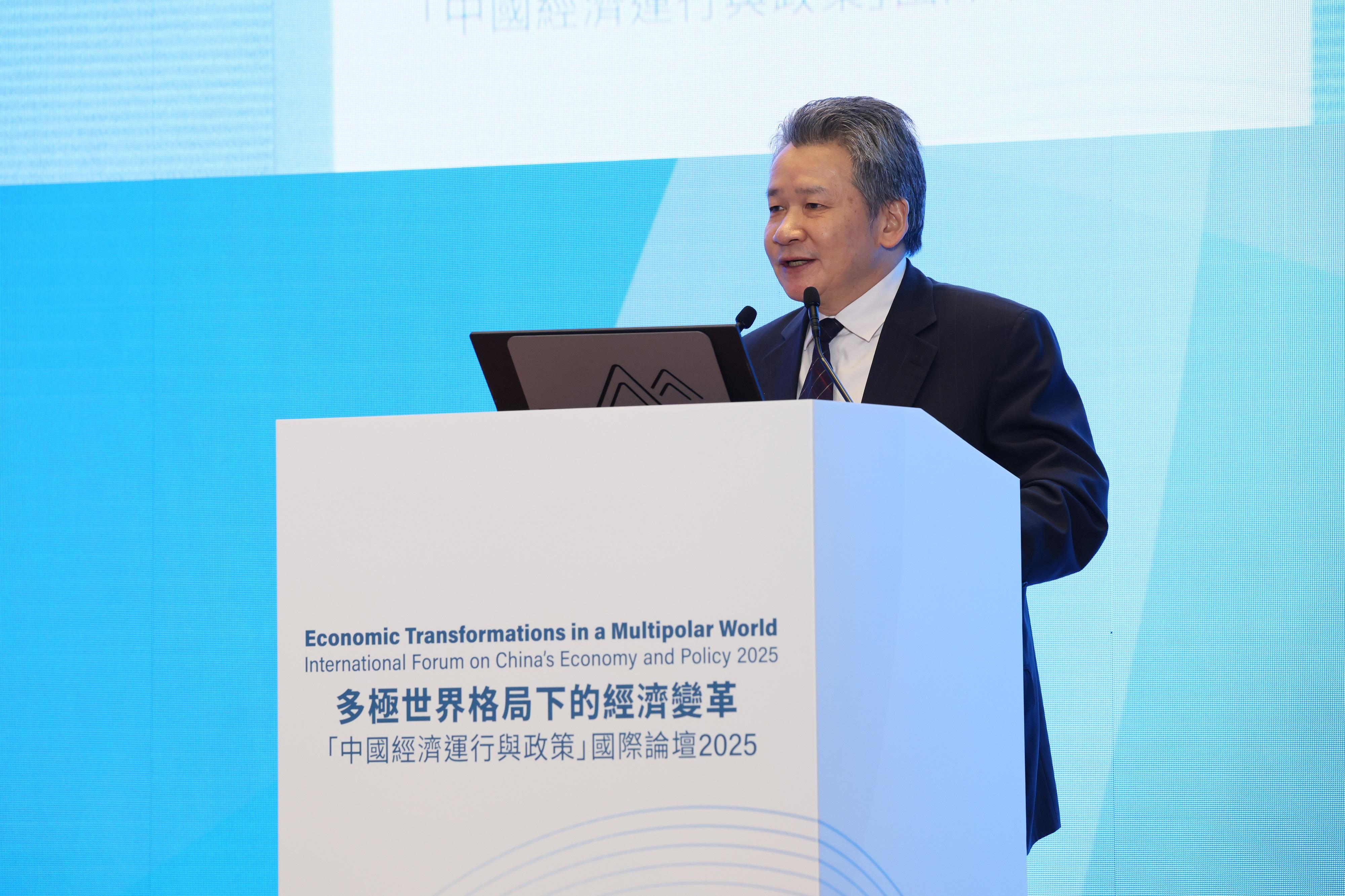 
Economic Transformations in a Multipolar World - International Forum on China's Economy and Policy 2025 was held at the Central Government Offices today (November 18). Photo shows Dean and Professor, School of Business, University of Chinese Academy of Social Sciences, Professor He Dexu, addressing the Forum.
