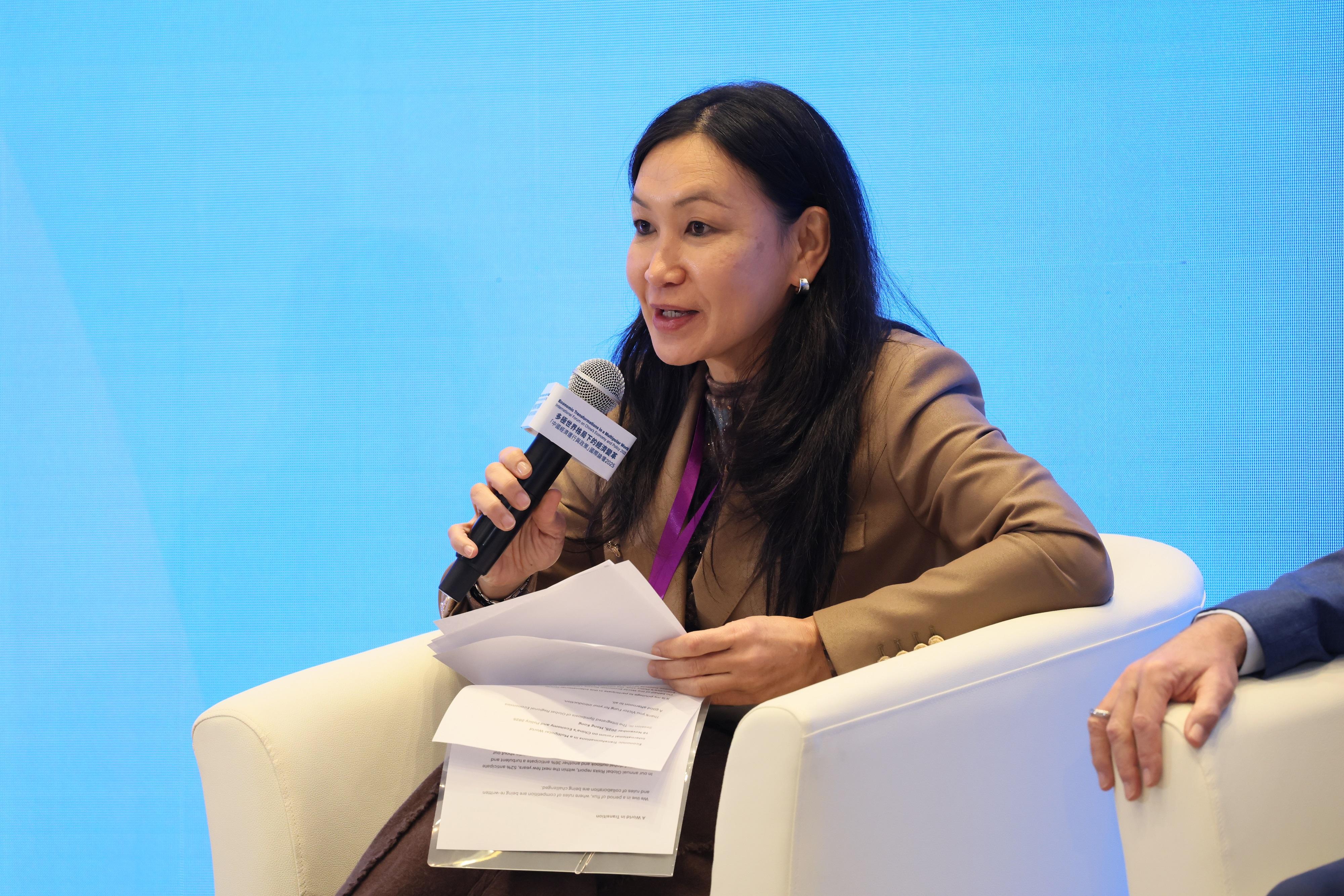 Economic Transformations in a Multipolar World - International Forum on China's Economy and Policy 2025 was held at the Central Government Offices today (November 18). Photo shows the Managing Director and member of the Managing Board, World Economic Forum, Ms Neo Gim Huay, addressing the Forum.
