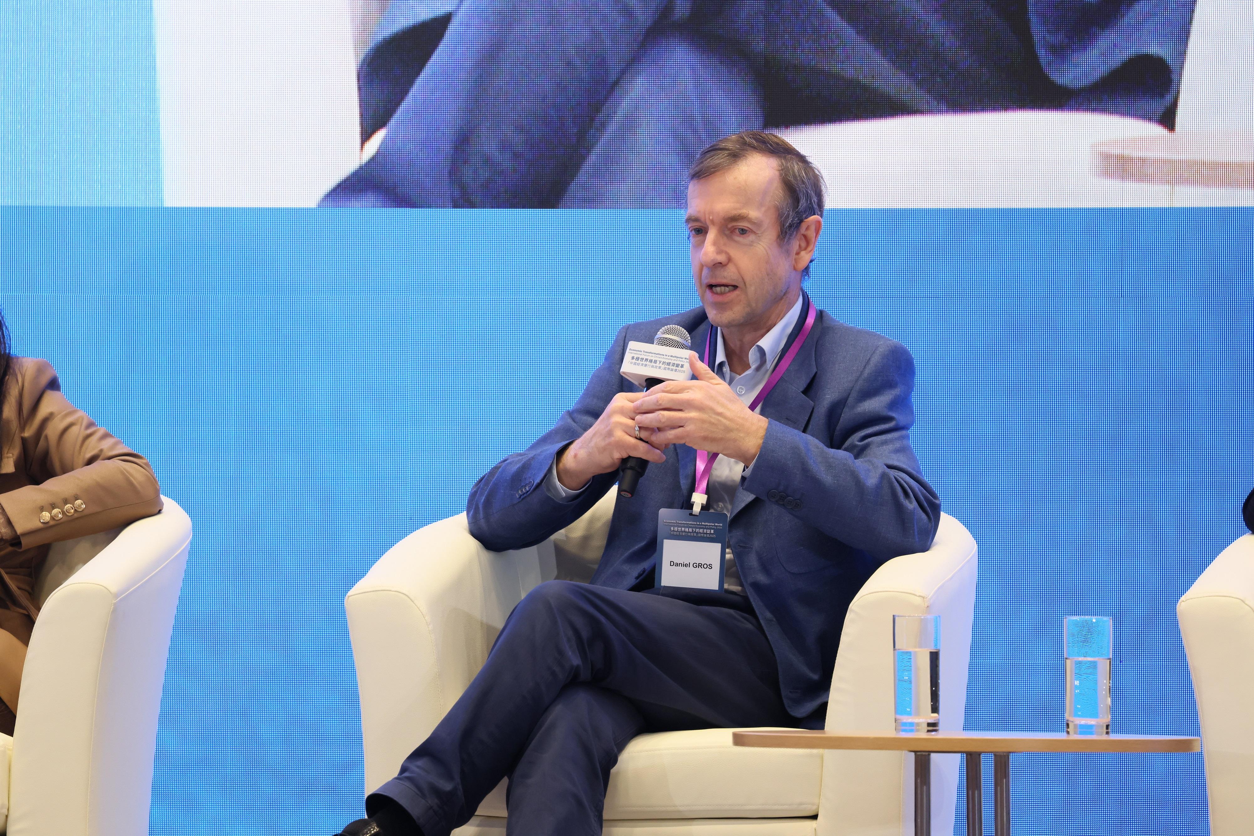 Economic Transformations in a Multipolar World - International Forum on China's Economy and Policy 2025 was held at the Central Government Offices today (November 18). Photo shows the Director, the Institute for European Policymaking, Bocconi University, Professor Daniel Gros, addressing the Forum.

