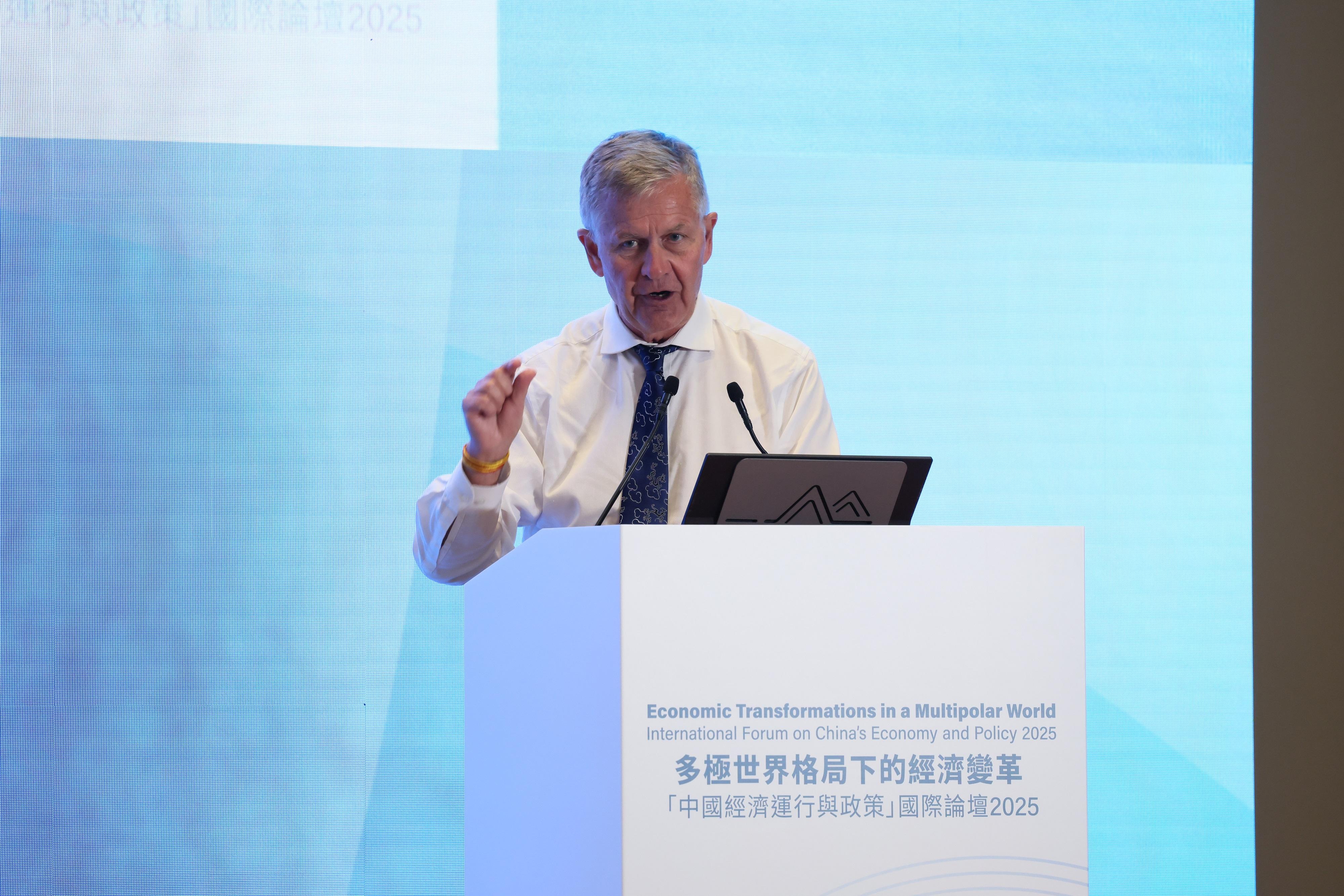 Economic Transformations in a Multipolar World - International Forum on China's Economy and Policy 2025 was held at the Central Government Offices today (November 18). Photo shows the Chairman, Europe-Asia Center, former Under-Secretary-General, United Nations, and former Executive Director, United Nations Environment Programme, Mr Erik Solheim, addressing the Forum.
