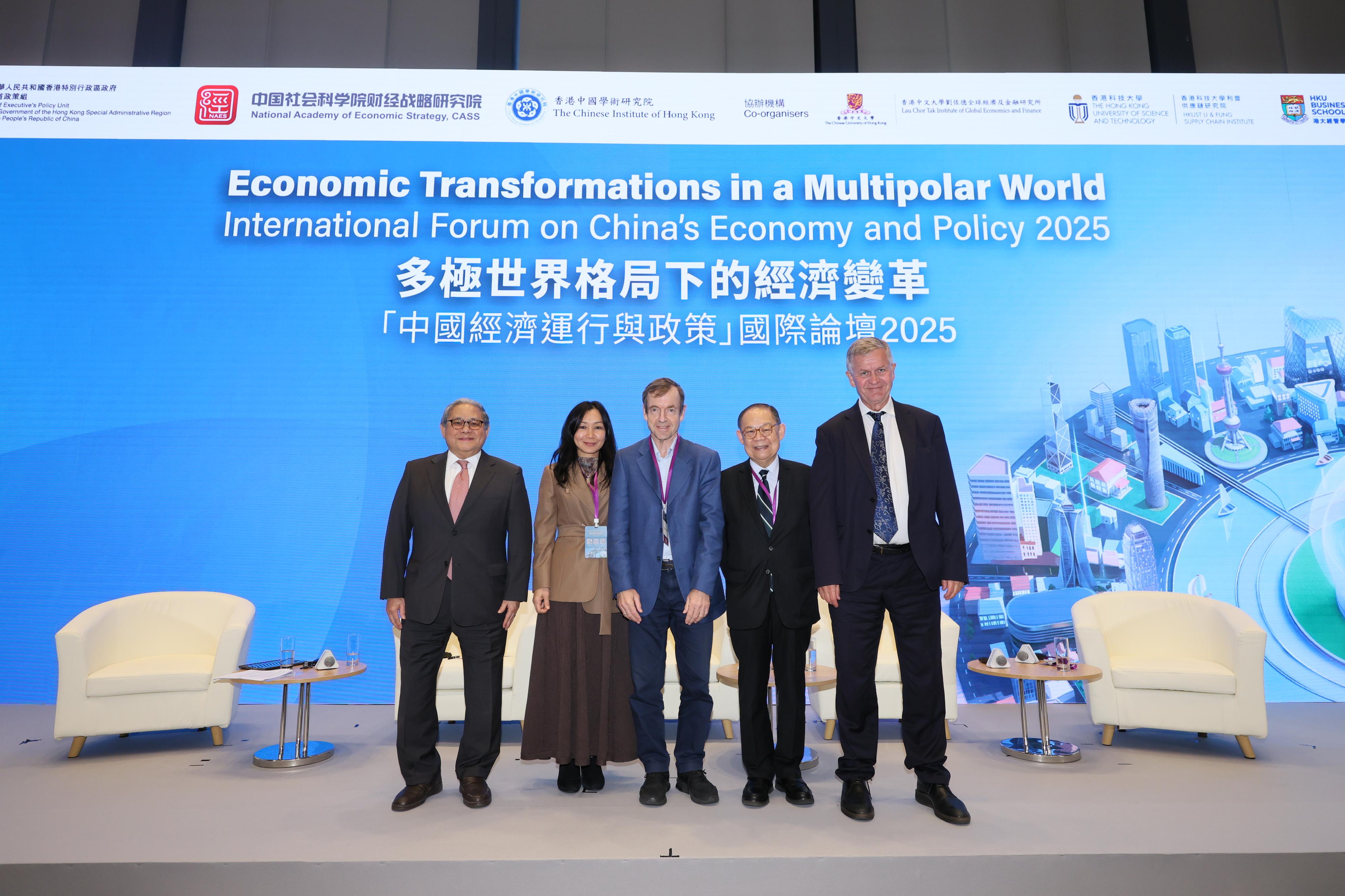 Economic Transformations in a Multipolar World - International Forum on China's Economy and Policy 2025 was held at the Central Government Offices today (November 18). Photo shows the moderator and speakers of the third panel discussion session.
