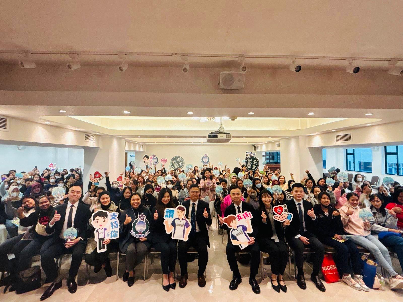 The Immigration Department (ImmD) held a themed seminar for over 180 newly arrived Indonesian foreign domestic helpers in Hong Kong at the invitation of the Consulate General of the Republic of Indonesia in Hong Kong today (November 18). Photo shows ImmD officers from the Enforcement Branch with participants in the themed seminar.

