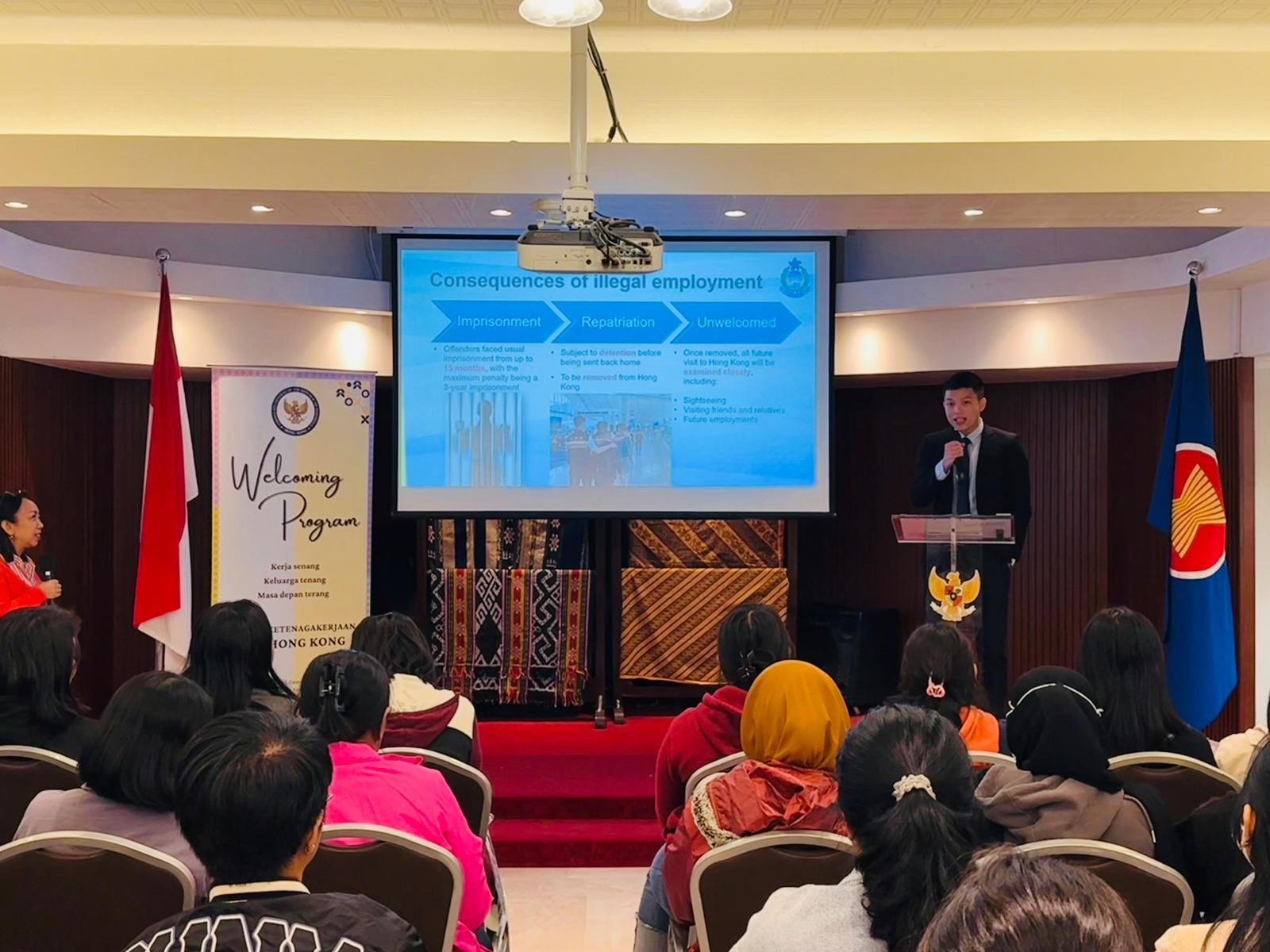 The Immigration Department (ImmD) held a themed seminar for over 180 newly arrived Indonesian foreign domestic helpers in Hong Kong at the invitation of the Consulate General of the Republic of Indonesia in Hong Kong today (November 18). Photo shows an ImmD officer from the Enforcement Branch appealing to foreign domestic helpers not to take up any unapproved employment or to overstay.