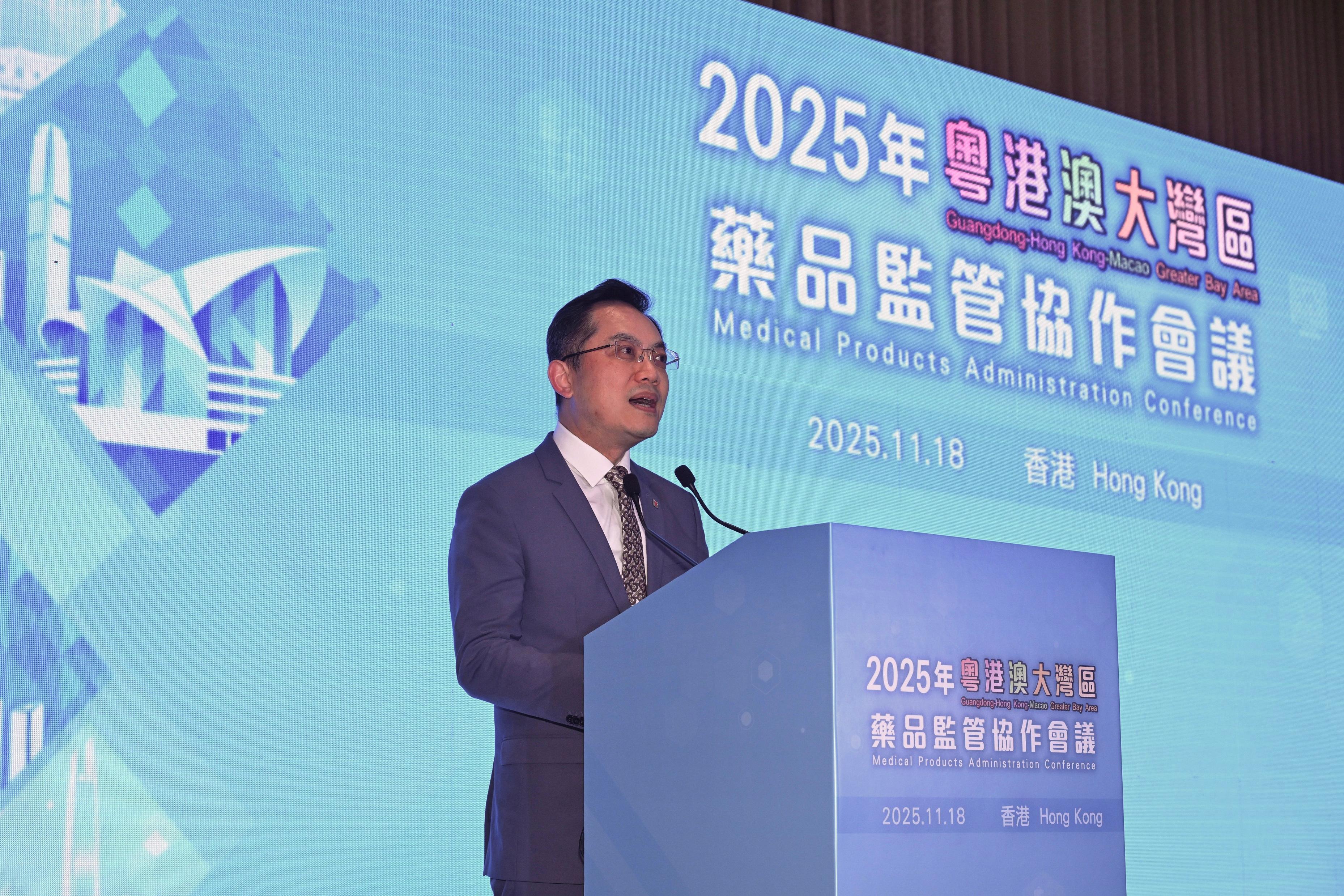 The 2025 Guangdong-Hong Kong-Macao Greater Bay Area Medical Products Administration Conference was convened in Hong Kong today (November 18). Photo shows the Director of Health, Dr Ronald Lam, addressing the Conference.