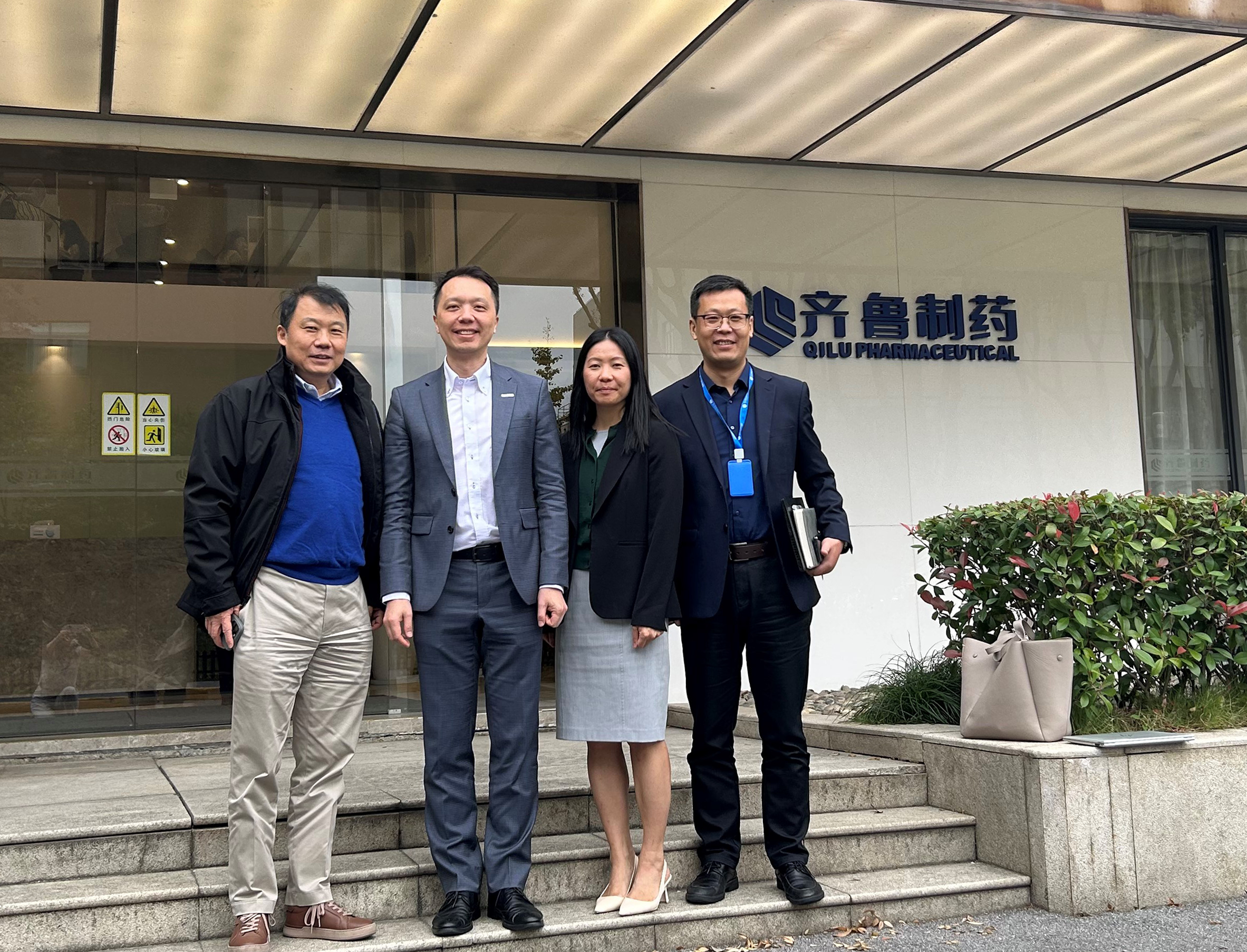 引進重點企業辦公室(引進辦)執行總裁彭文俊和團隊於十一月十七日至十八日訪問上海。訪問期間,團隊到訪一家中國醫藥工業百強榜前十強的藥企,與企業代表分享一系列推動香港成為國際醫療創新樞紐的政策。圖示彭文俊(左二)及引進辦生命健康科技總監盧靜敏博士(右二)與該企業的代表合照。