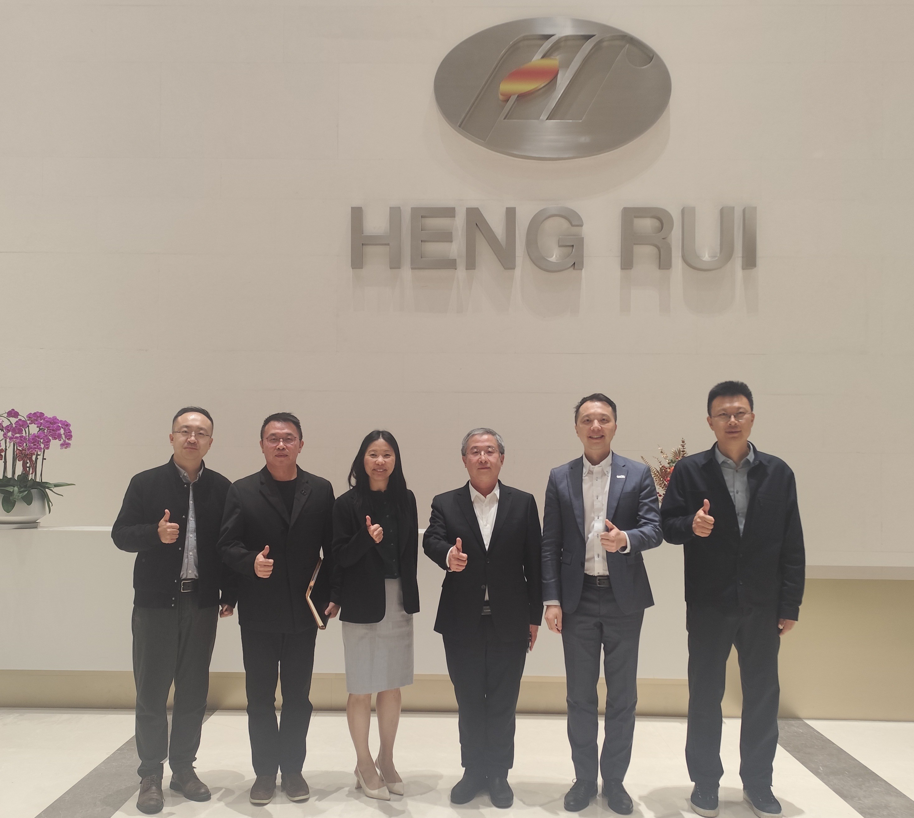 引進重點企業辦公室(引進辦)執行總裁彭文俊和團隊於十一月十七日至十八日訪問上海。訪問期間,團隊到訪一家全球排名前50強且已在港上市的製藥企業。圖示彭文俊(右二)及引進辦生命健康科技總監盧靜敏博士(左三)與該企業的代表合照。