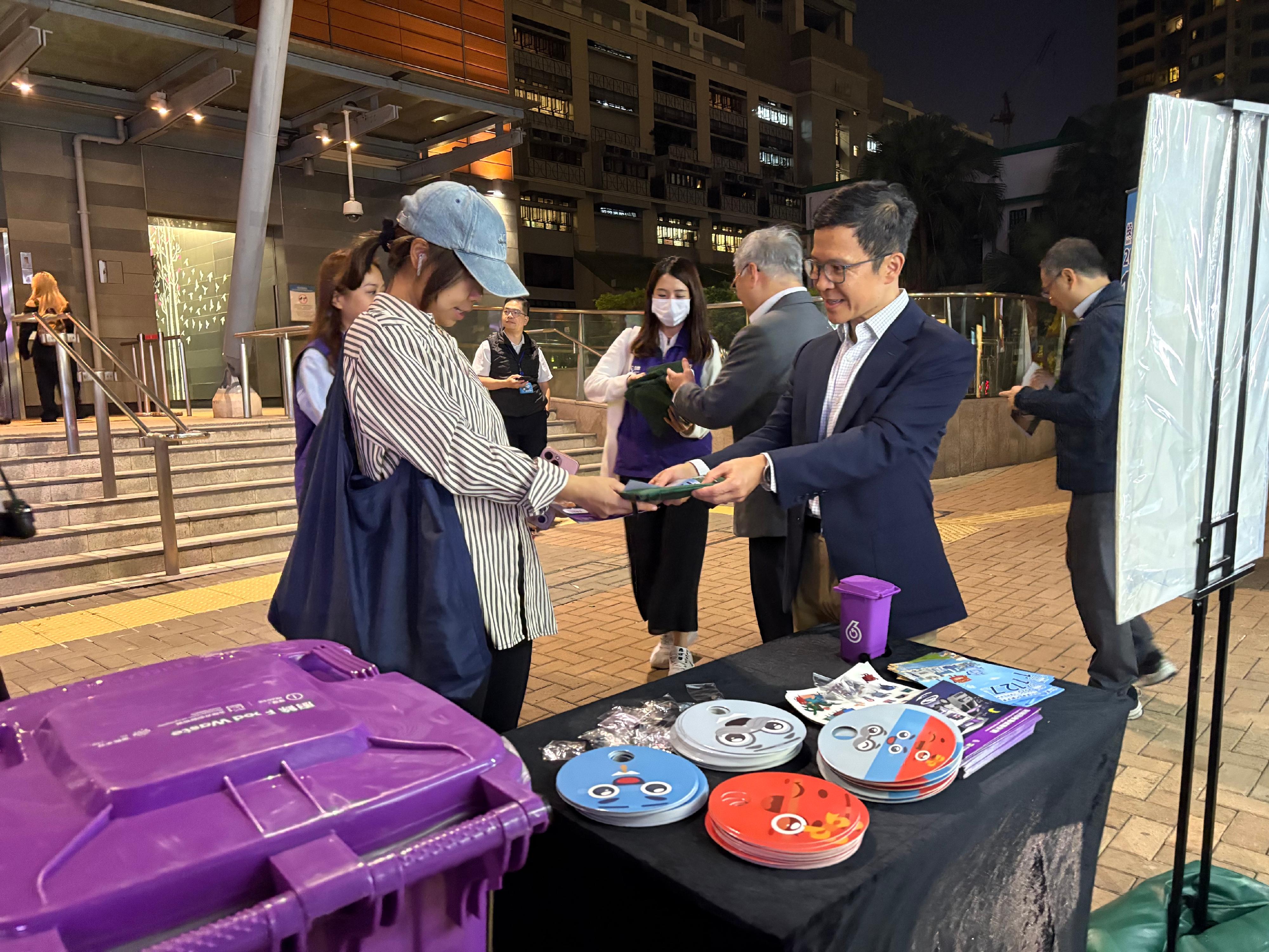 環境保護署（環保署）署長徐浩光博士和副署長（減廢）鄭健十一月十七日到中西區視察「廚餘回收車試驗計劃」的運作，向市民推廣廚餘回收，並呼籲市民在十二月七日舉行的立法會選舉踴躍投票。圖示鄭健（右二）向市民派發廚餘回收及立法會選舉的宣傳單張，鼓勵市民參與廚餘回收及在立法會選舉投票。