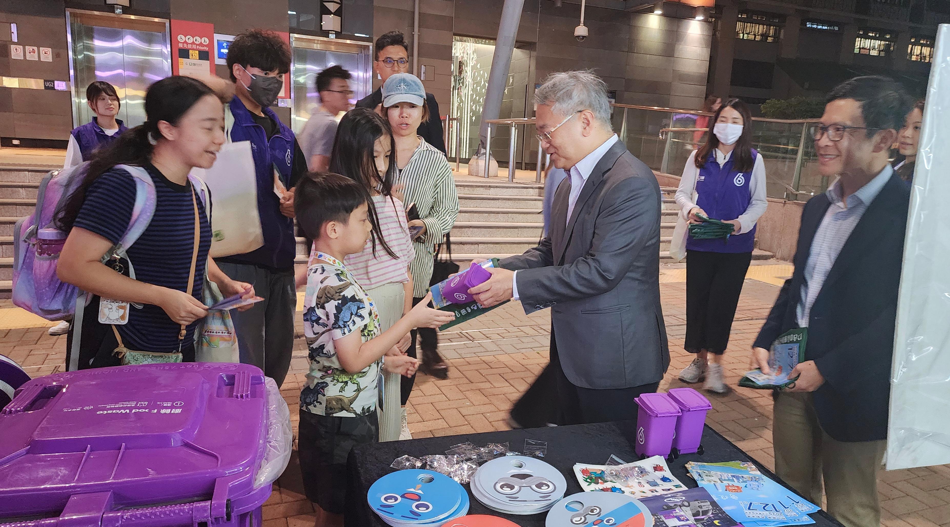 The Director of Environmental Protection, Dr Samuel Chui, and the Deputy Director of Environment Protection (Waste Reduction), Mr Kenneth Cheng, inspected the operation of the Trial Scheme on Food Waste Recycling Truck in Central and Western District on November 17 and promoted food waste recycling to the public. They took the opportunity to call on the public to cast their votes in the Legislative Council General Election on December 7. Photo shows Dr Chui (second right) and Mr Cheng (first right) distributing souvenirs to members of public and encouraging them to participate in food waste recycling and practise green living.