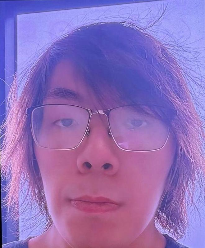 三十八歲男子陳浩賢身高約一點七五米，體重約七十五公斤，中等身材，長面型，黃皮膚及蓄啡色中長髮。他最後露面時身穿黑紅色短袖上衣、黑色短褲、黑紅色拖鞋及戴眼鏡。
