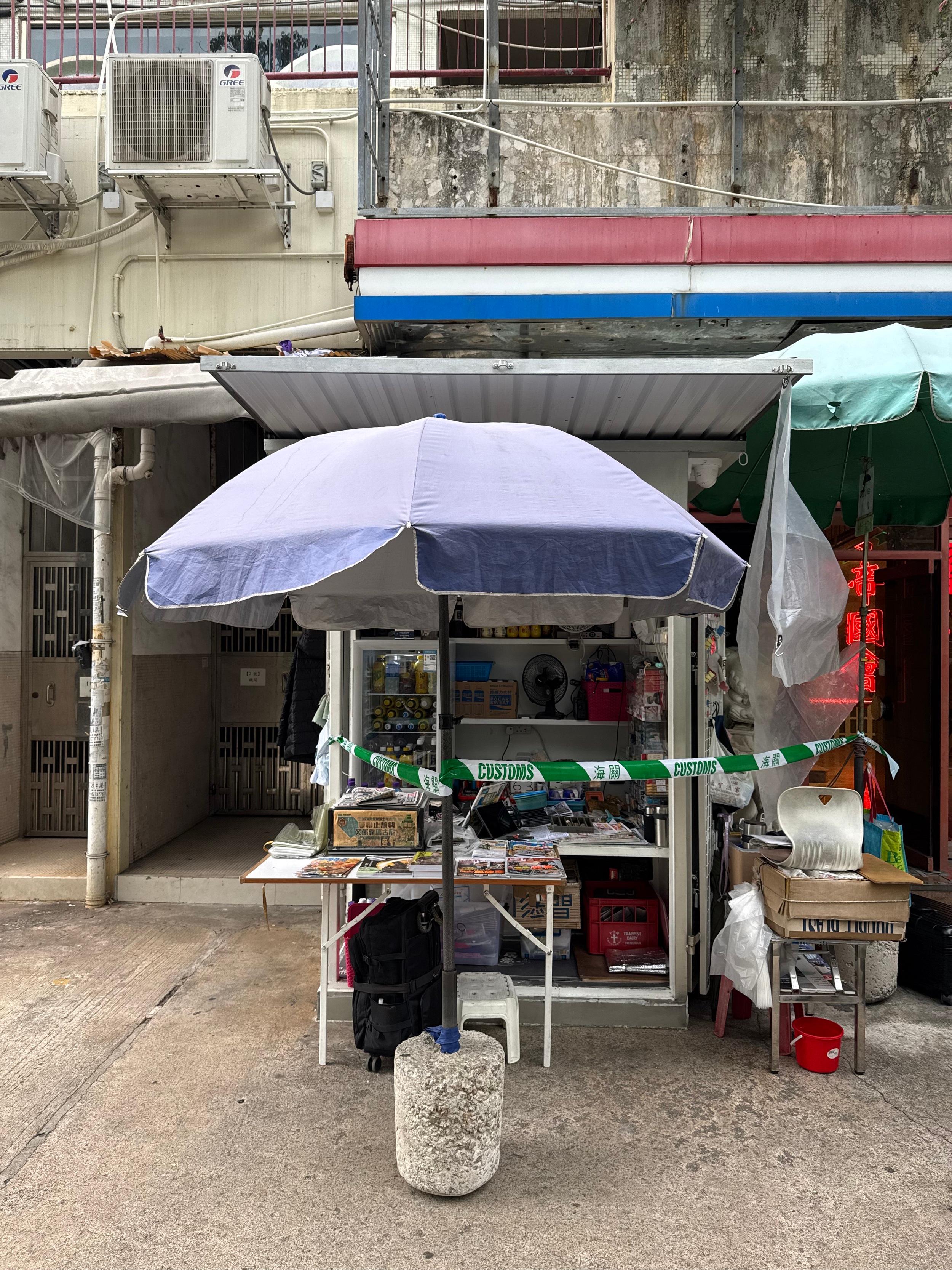 香港海關今日(十一月十九日)採取反私煙執法行動,搗破三個懷疑私煙銷售點,檢獲共約三千八百支懷疑私煙,估計市值約一萬七千元,應課稅值約一萬三千元,並拘捕三人。圖示位於葵芳的懷疑私煙銷售點。