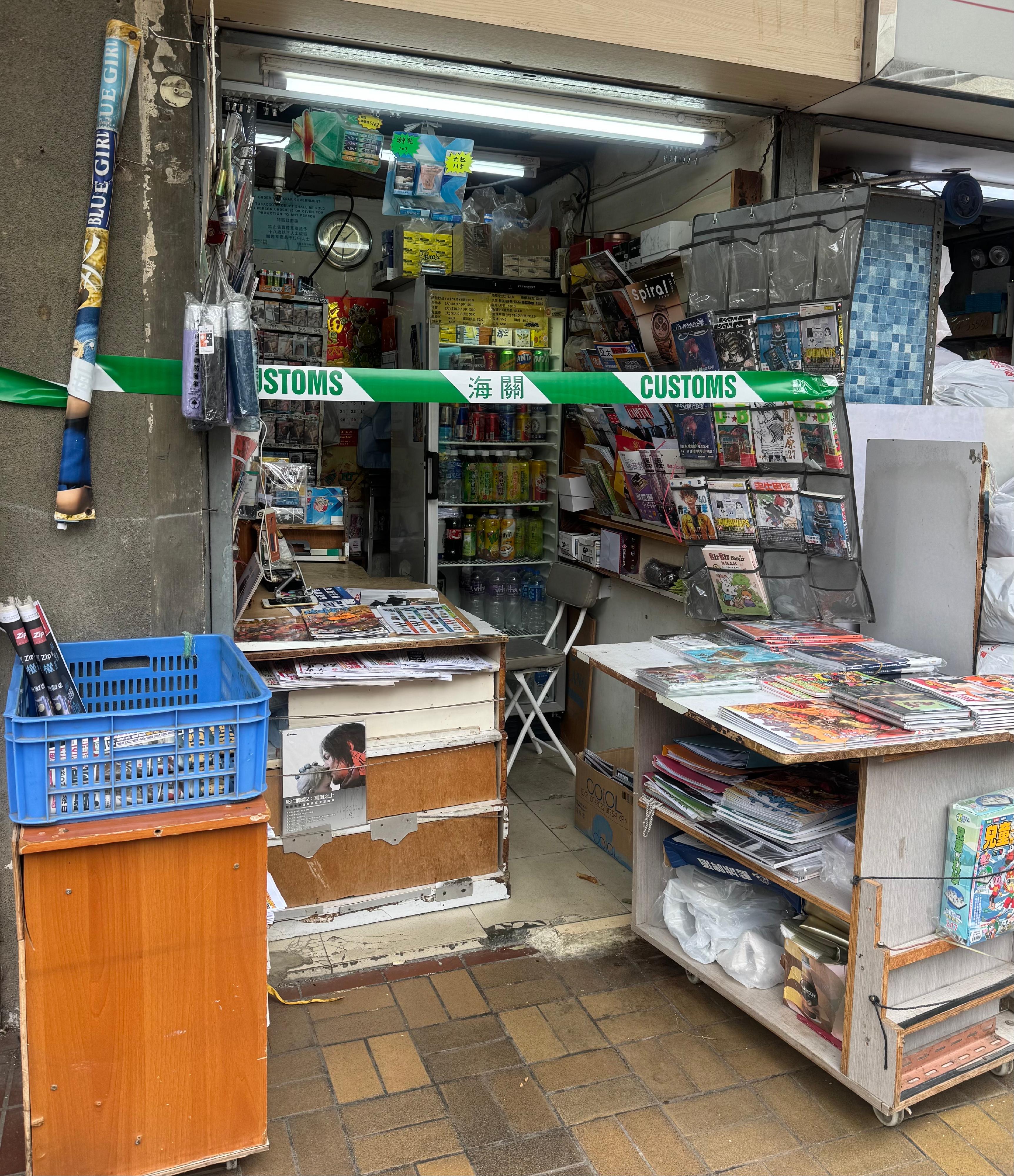 香港海關今日(十一月十九日)採取反私煙執法行動,搗破三個懷疑私煙銷售點,檢獲共約三千八百支懷疑私煙,估計市值約一萬七千元,應課稅值約一萬三千元,並拘捕三人。圖示位於荃灣的懷疑私煙銷售點。