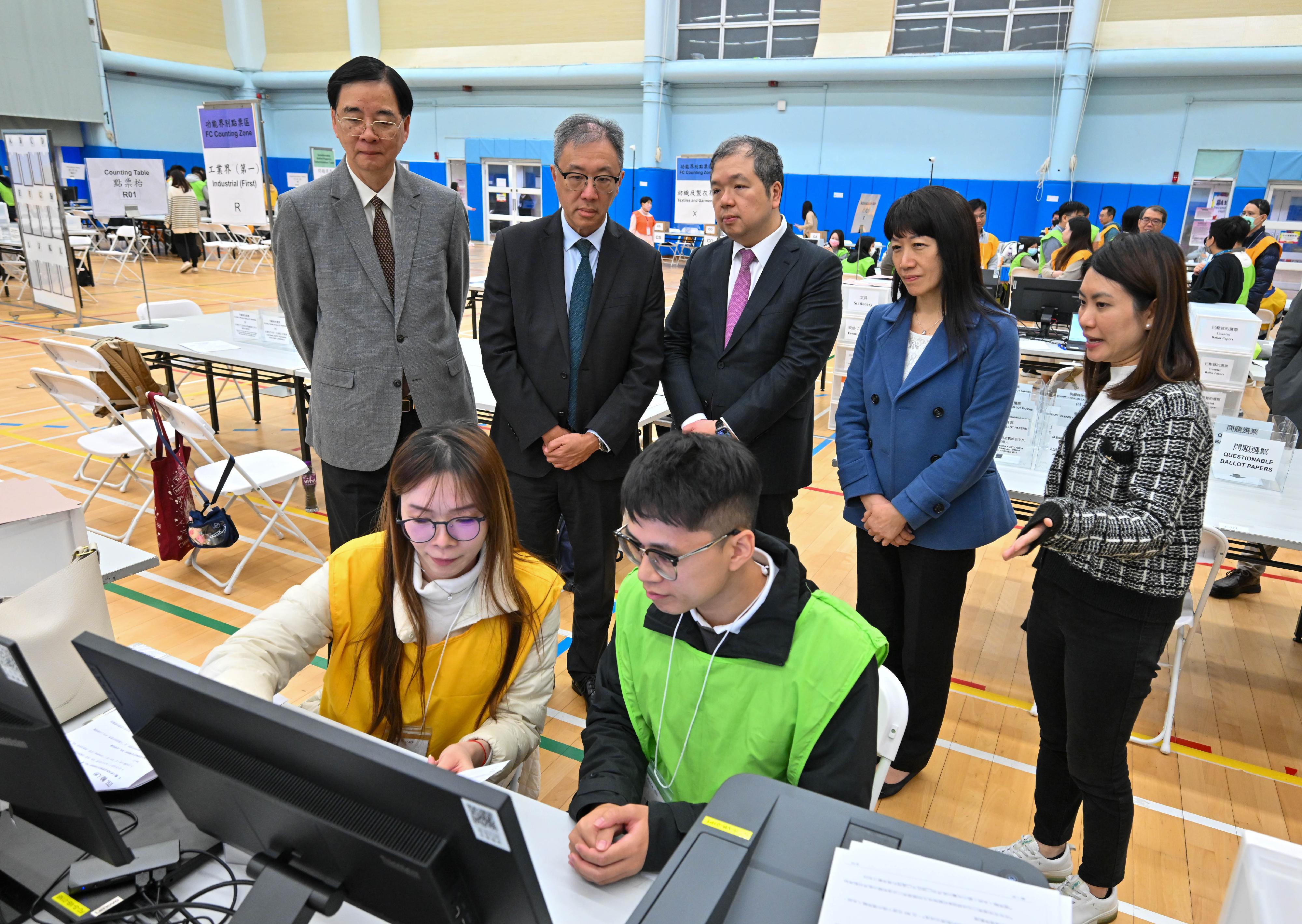 二○二五年立法會換屆選舉將於十二月七日(星期日)舉行。選舉事務處過去數星期為負責不同崗位的選舉工作人員舉辦多場簡介會和實習訓練,加深他們對發票及點票程序和各項細節的了解。選舉管理委員會(選管會)主席陸啟康法官(後排左二)今日(十一月十九日)視察選舉事務處為投票日在中央點票站點算功能界別選票的工作人員而設的培訓。旁為選管會委員石丹理教授(後排左一)和文本立資深大律師(後排中),以及選舉事務處總選舉事務主任陳淑華(後排右二)。