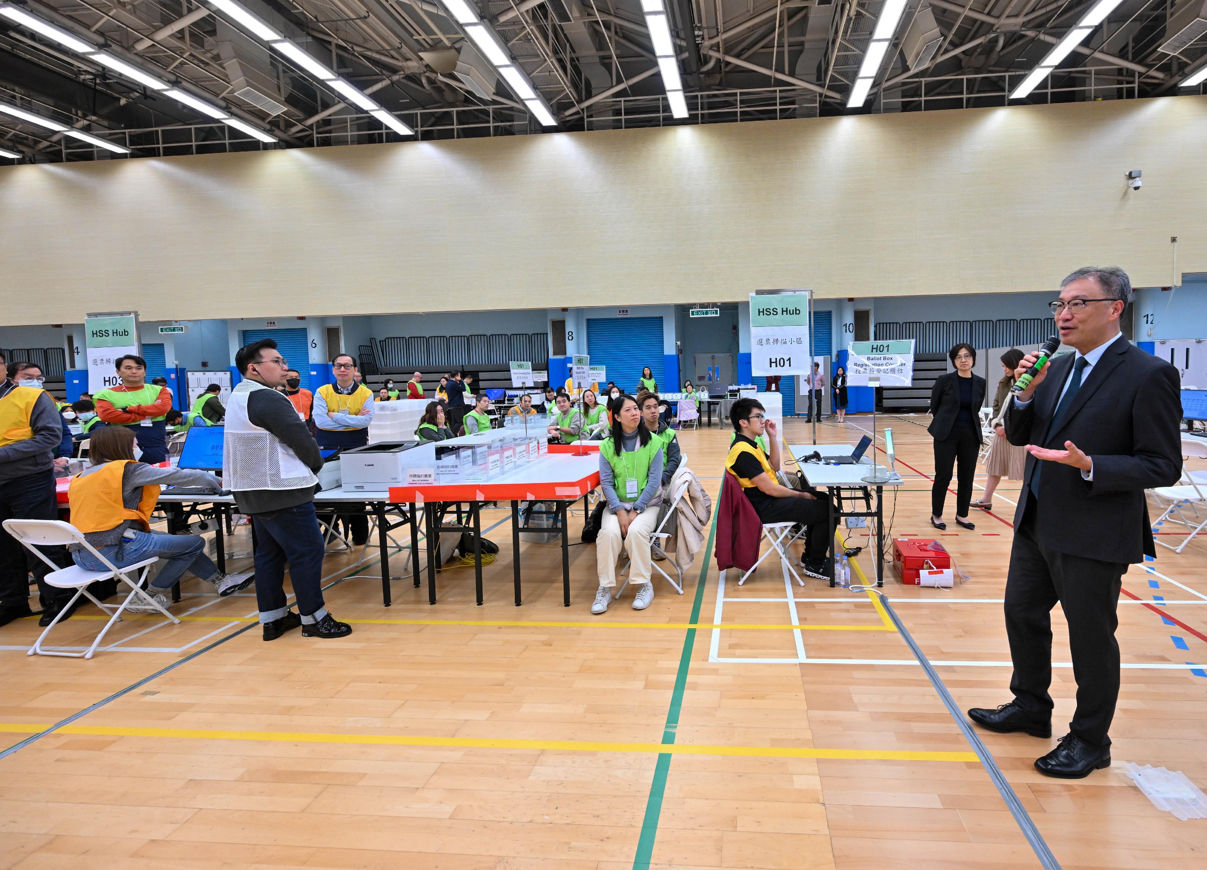 二○二五年立法會換屆選舉將於十二月七日(星期日)舉行。選舉事務處過去數星期為負責不同崗位的選舉工作人員舉辦多場簡介會和實習訓練,加深他們對發票及點票程序和各項細節的了解。選舉管理委員會主席陸啟康法官(右一)今日(十一月十九日)視察選舉事務處為投票日在中央點票站點算功能界別選票的工作人員而設的培訓,並感謝工作人員的努力。