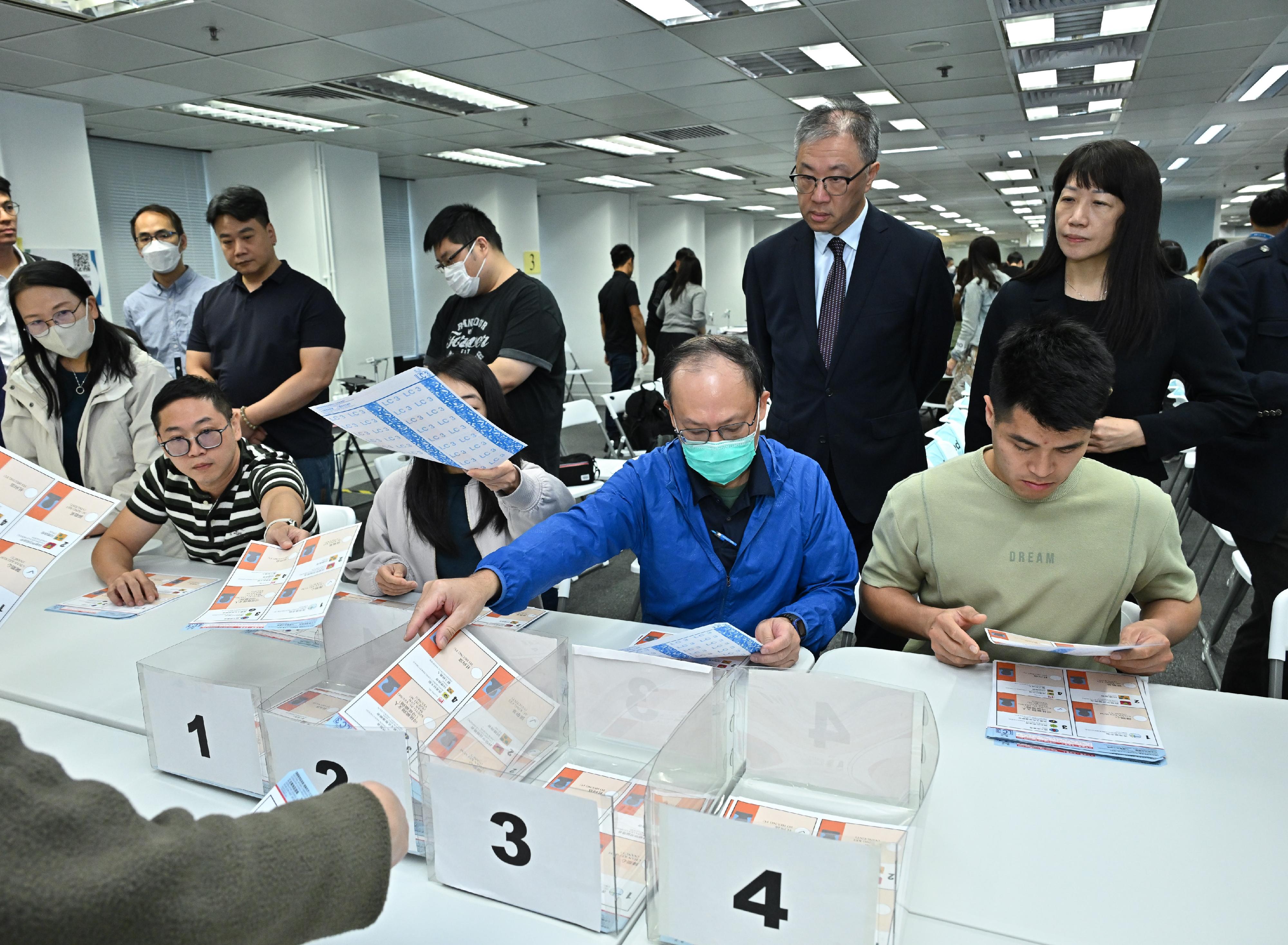 The 2025 Legislative Council General Election will be held on December 7 (Sunday). The Registration and Electoral Office (REO) has arranged in the past few weeks a number of briefings and training sessions for electoral staff responsible for different duties to enhance their understanding of the polling and counting procedures and various details. The Chairman of the Electoral Affairs Commission, Mr Justice David Lok (back row, second right), accompanied by the Chief Electoral Officer of the REO, Ms Natalie Chan (back row, first right), yesterday (November 18) inspected the training session conducted by the REO for the staff responsible for issuing ballot papers and counting duties for geographical constituencies at the normal polling-cum-counting stations.