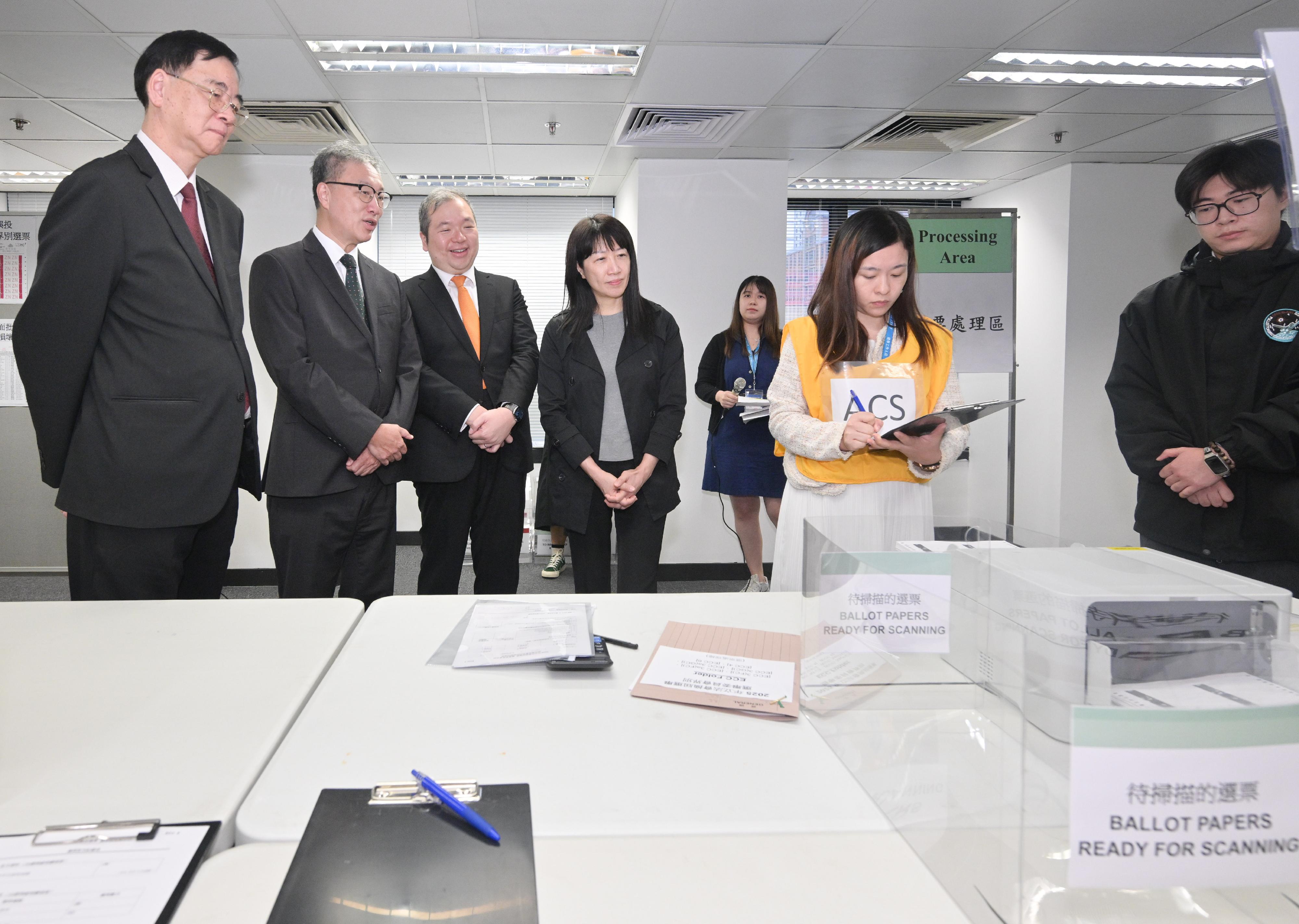 The 2025 Legislative Council General Election will be held on December 7 (Sunday). The Registration and Electoral Office (REO) has arranged in the past few weeks a number of briefings and training sessions for electoral staff responsible for different duties to enhance their understanding of the polling and counting procedures and various details. The Chairman of the Electoral Affairs Commission (EAC), Mr Justice David Lok (second left), on October 27 inspected the briefing conducted by the REO for staff mainly responsible for counting duties for the Election Committee constituency on the polling day. Looking on are EAC members Professor Daniel Shek (first left) and Mr Bernard Man, SC (third left), and the Chief Electoral Officer of the REO, Ms Natalie Chan (fourth left).
