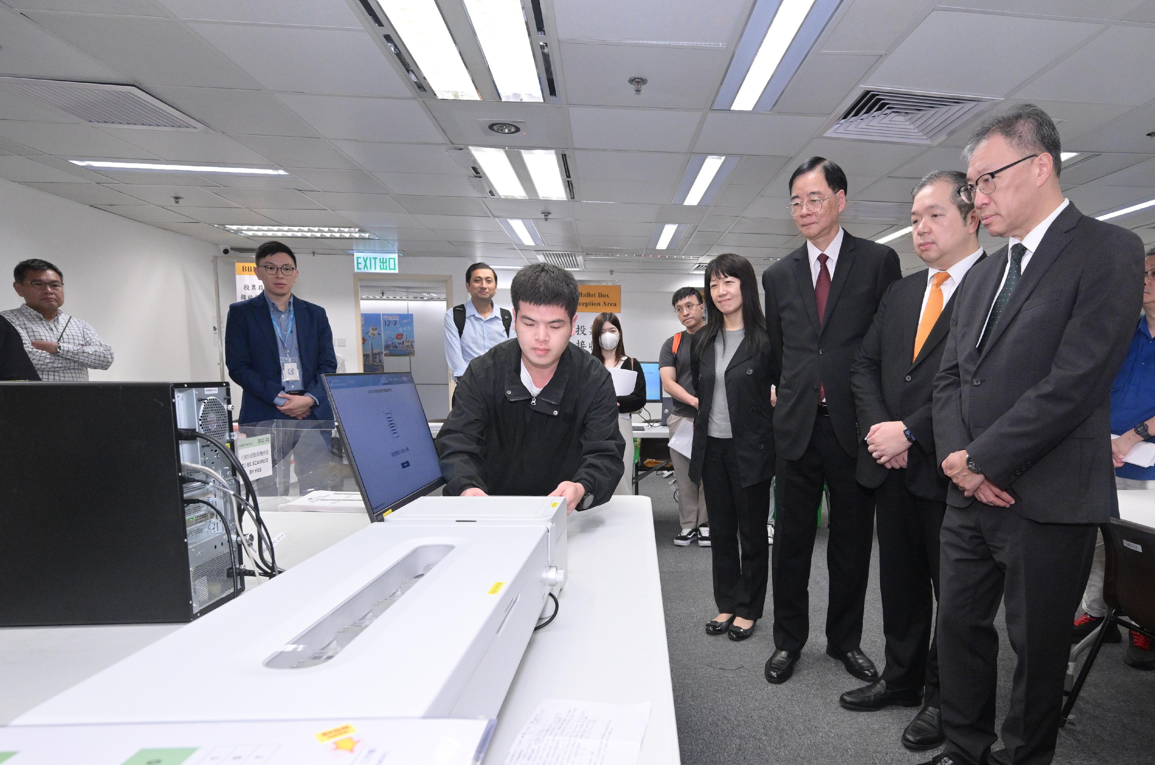 The 2025 Legislative Council General Election will be held on December 7 (Sunday). The Registration and Electoral Office (REO) has arranged in the past few weeks a number of briefings and training sessions for electoral staff responsible for different duties to enhance their understanding of the polling and counting procedures and various details. The Chairman of the Electoral Affairs Commission (EAC), Mr Justice David Lok (first right), on October 27 inspected the briefing conducted by the REO for staff mainly responsible for counting duties for the Election Committee constituency on the polling day. Looking on are EAC members Professor Daniel Shek (third right) and Mr Bernard Man, SC (second right), and the Chief Electoral Officer of the REO, Ms Natalie Chan (fourth right).