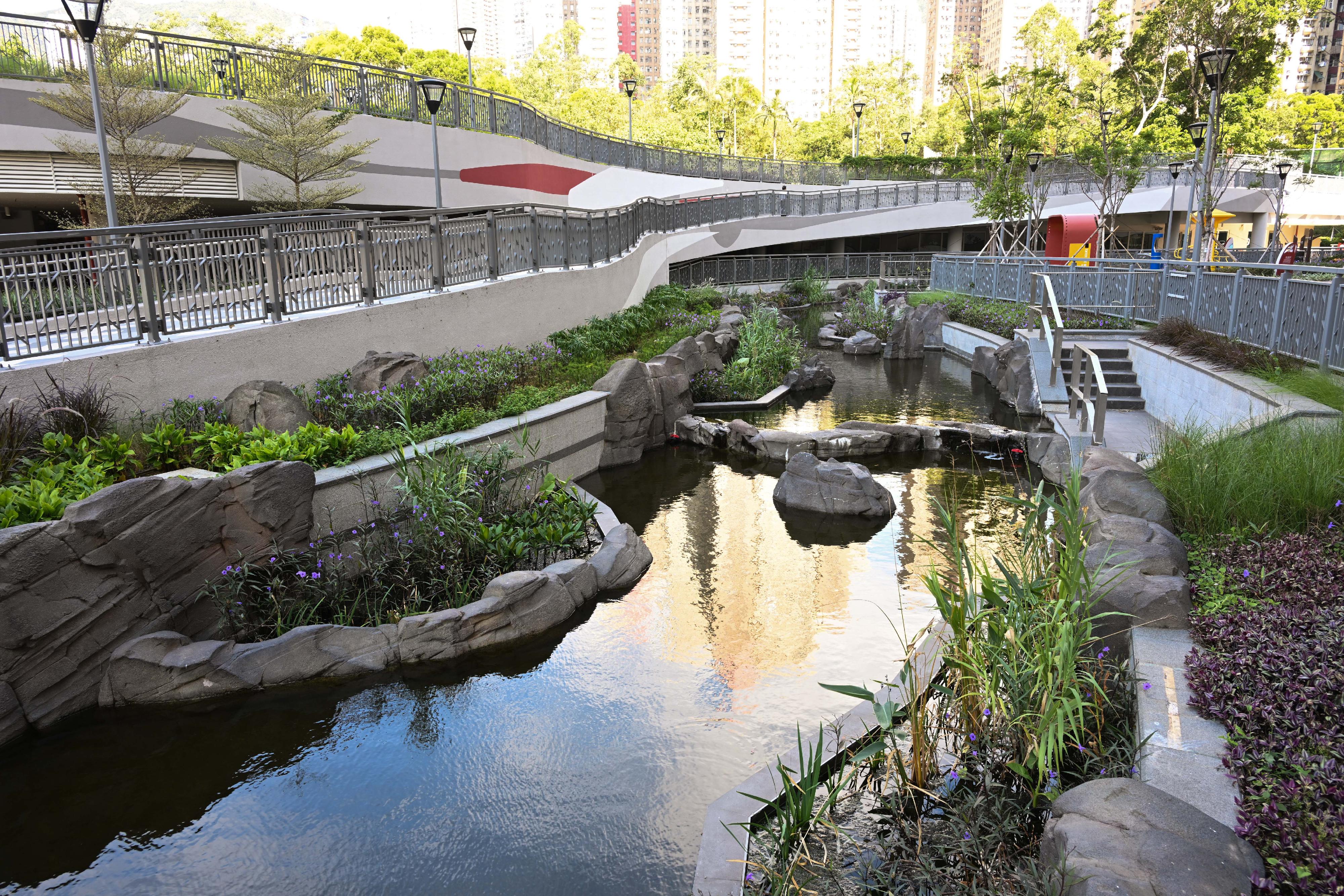 The newly built Diamond Hill Water Feature Park, managed by the Leisure and Cultural Services Department, will be open for public use from tomorrow (November 21), with both dynamic and still water features as well as special plants, providing a pleasant and relaxing leisure venue for public enjoyment.