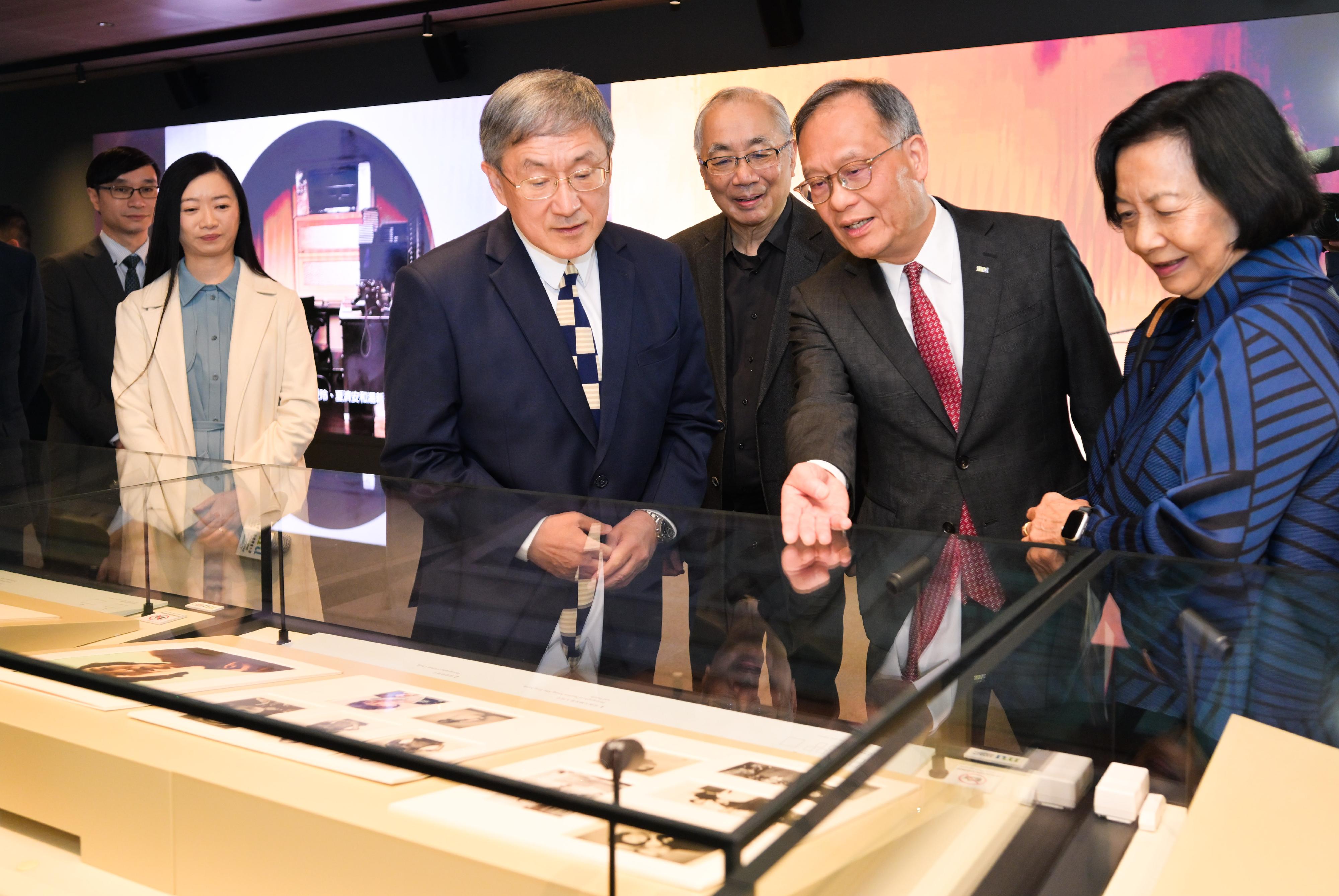 政務司副司長卓永興(右四)今日(十一月二十日)在香港都會大學參觀「相知無遠近:張愛玲與宋淇、宋鄺文美的跨地半生緣」展覽,觀看張愛玲照片。