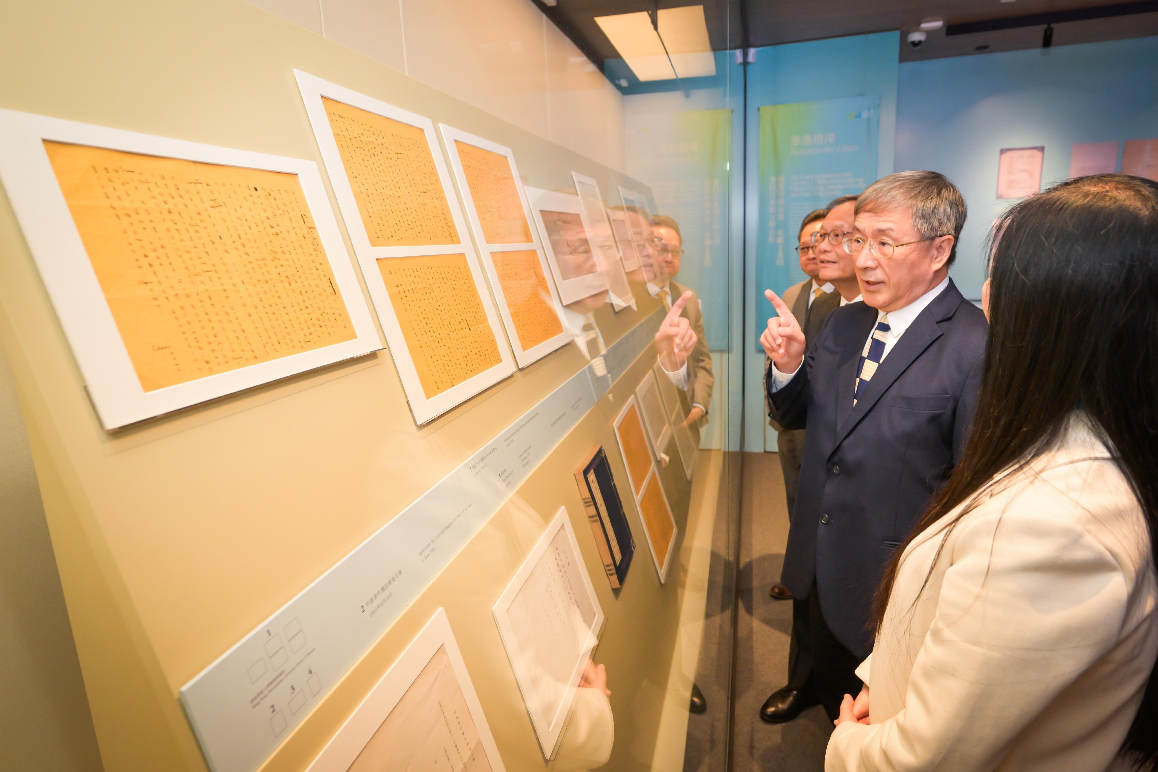 政務司副司長卓永興(右二)今日(十一月二十日)在香港都會大學參觀「相知無遠近:張愛玲與宋淇、宋鄺文美的跨地半生緣」展覽,細看展出的張愛玲致宋淇夫婦信件。