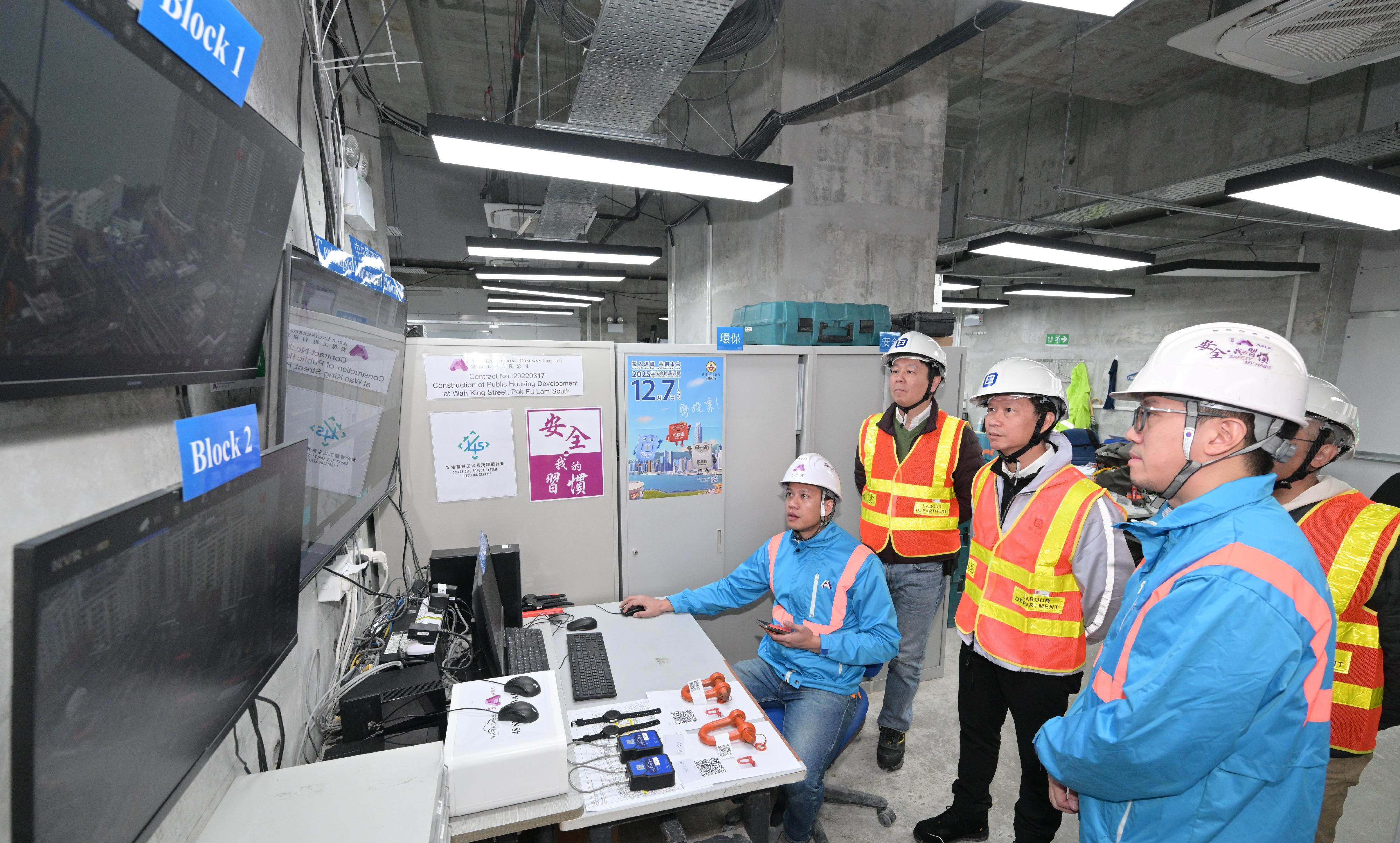 The Commissioner for Labour, Mr Sam Hui, and the Deputy Commissioner for Labour (Occupational Safety and Health), Mr Vincent Fung, visited a construction site in Southern District today (November 20). Photo shows representatives of the contractor briefing Mr Hui (third left) and Mr Fung (second left) on relevant measures of the Smart Site Safety System at the site.