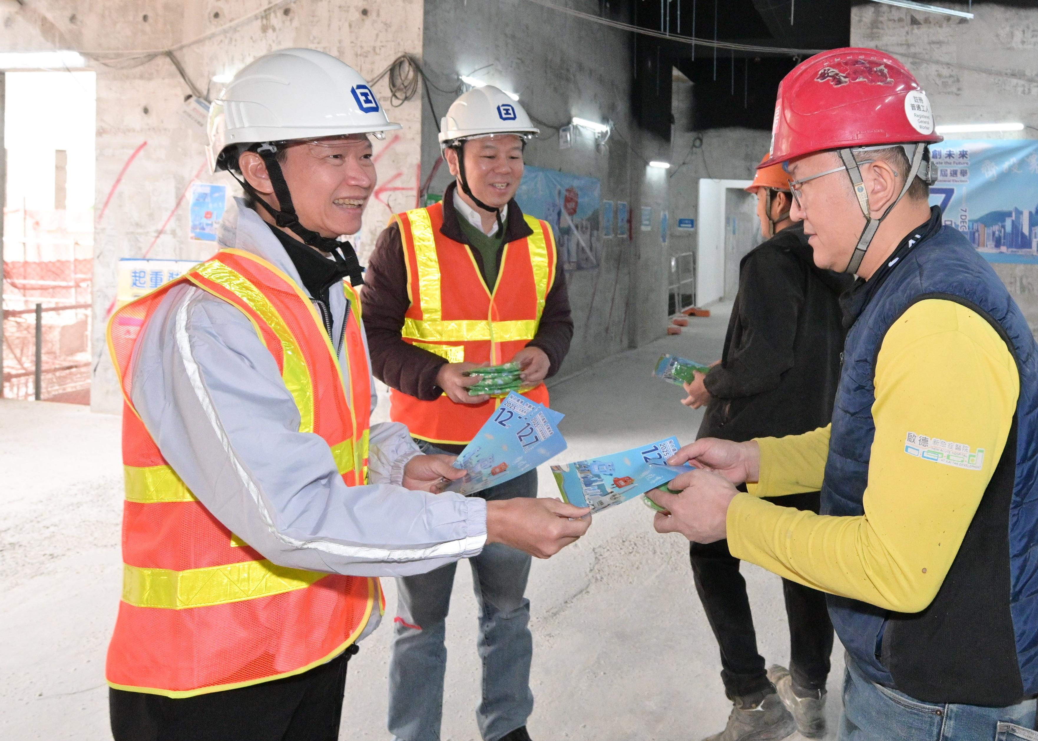 The Commissioner for Labour, Mr Sam Hui, and the Deputy Commissioner for Labour (Occupational Safety and Health), Mr Vincent Fung, visited a construction site in Southern District today (November 20), calling on contractors and workers to cast their votes in the 2025 Legislative Council General Election. Photo shows Mr Hui (first left) and Mr Fung (second left) distributing leaflets to workers. 
