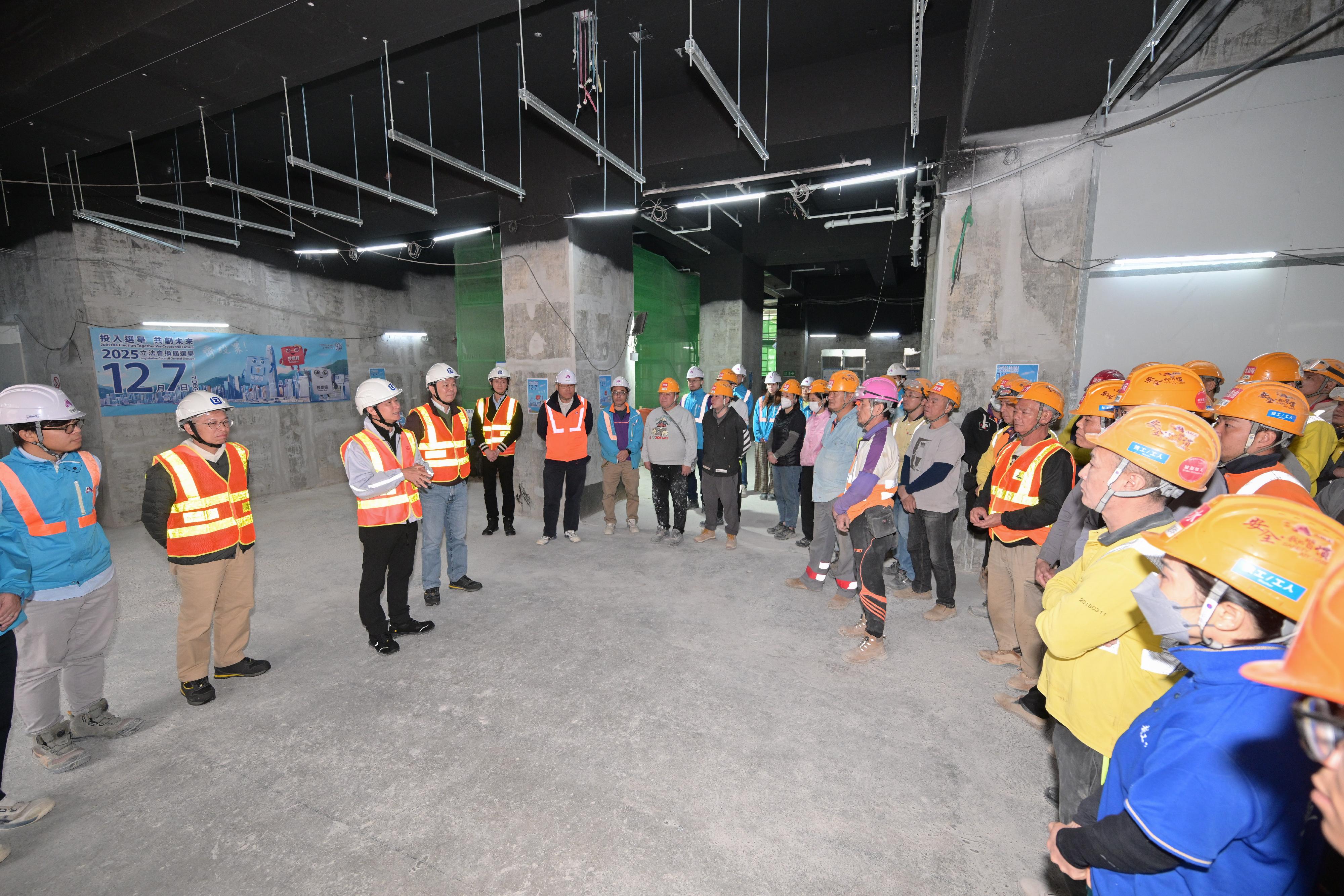 The Commissioner for Labour, Mr Sam Hui (third left), and the Deputy Commissioner for Labour (Occupational Safety and Health), Mr Vincent Fung (fourth left), visited a construction site in Southern District today (November 20), calling on contractors and workers to cast their votes in the 2025 Legislative Council General Election.